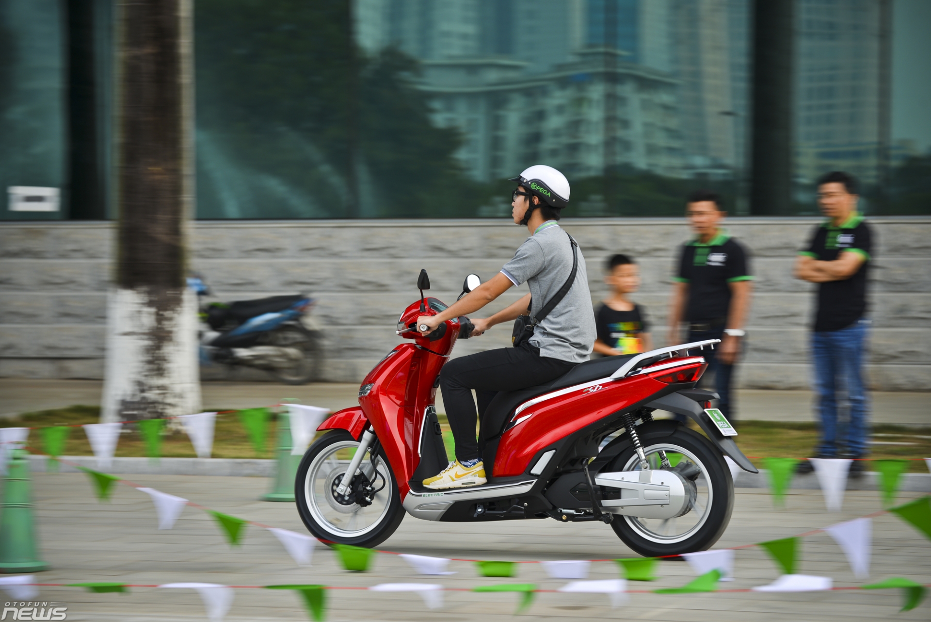 Đánh giá nhanh Pega eSH, xe máy điện bánh lớn tự tin so sánh với Honda SH danh gia nhanh pega esh xe may dien banh lon tu tin so sanh voi honda sh