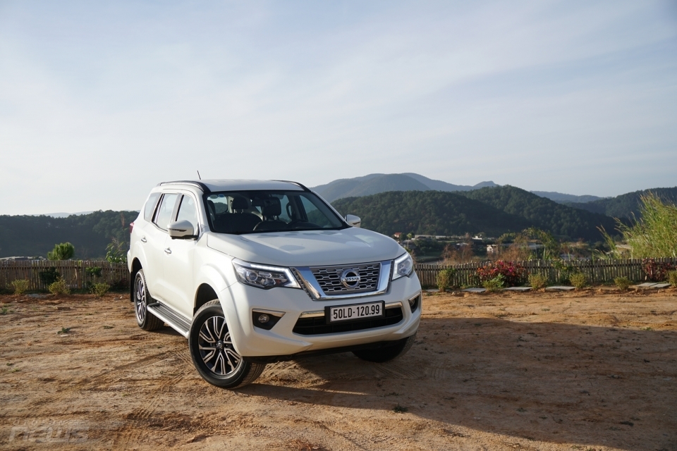 mua nissan terra nhan uu dai phu kien va tien mat len toi 30 trieu dong