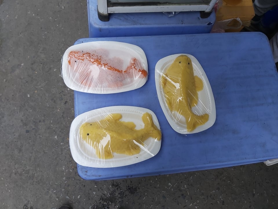 Đa dạng mặt hàng “cá chép giả” cúng ông Công ông Táo da dang mat hang ca chep gia cung ong cong ong tao