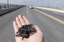 moc chau son la be gai 2 tuoi theo bo me di lam thue bi cut ban tay