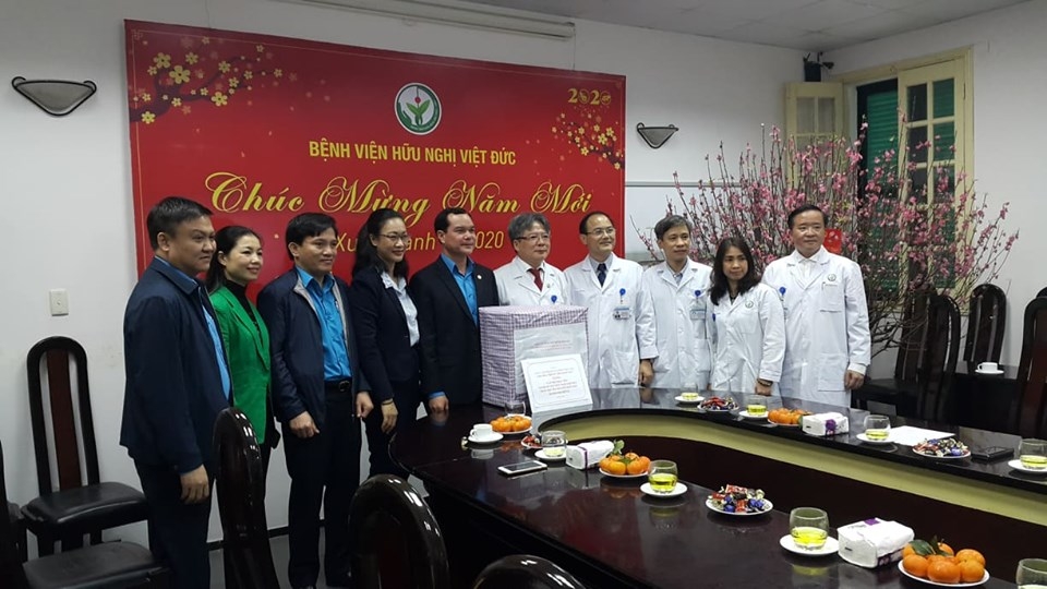 chu tich tong lien doan lao dong viet nam chuc tet benh vien viet duc