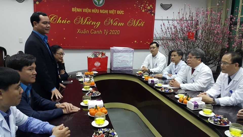chu tich tong lien doan lao dong viet nam chuc tet benh vien viet duc