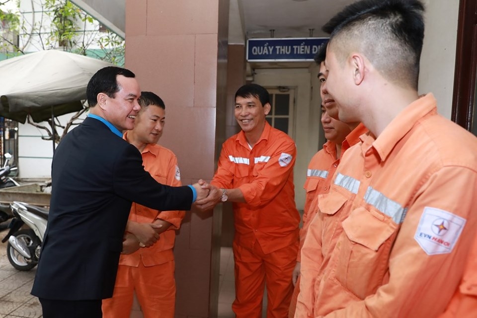 chu tich tong lien doan lao dong viet nam chuc tet benh vien viet duc