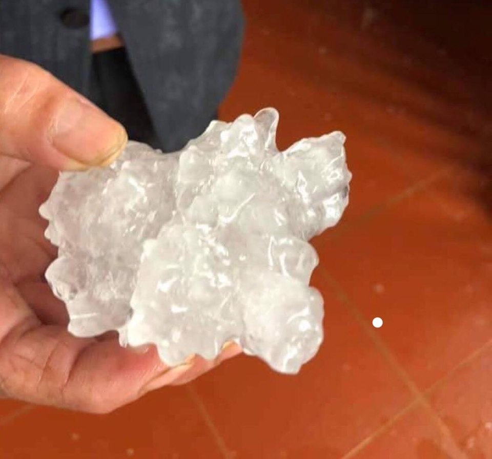 Nghĩ về mưa rào mưa đá trong đêm giao thừa và đầu năm mới nghi ve mua rao mua da trong dem giao thua va dau nam moi