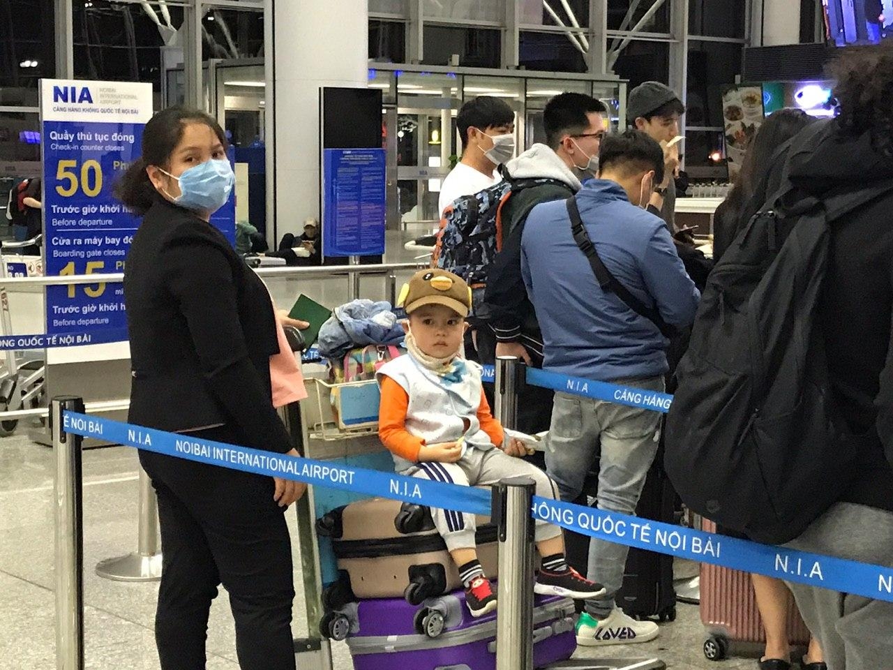 san bay quoc te noi bai luc rang sang va cau chuyen khau trang