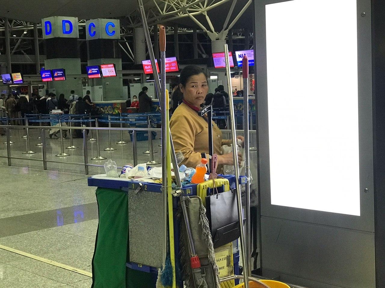 san bay quoc te noi bai luc rang sang va cau chuyen khau trang