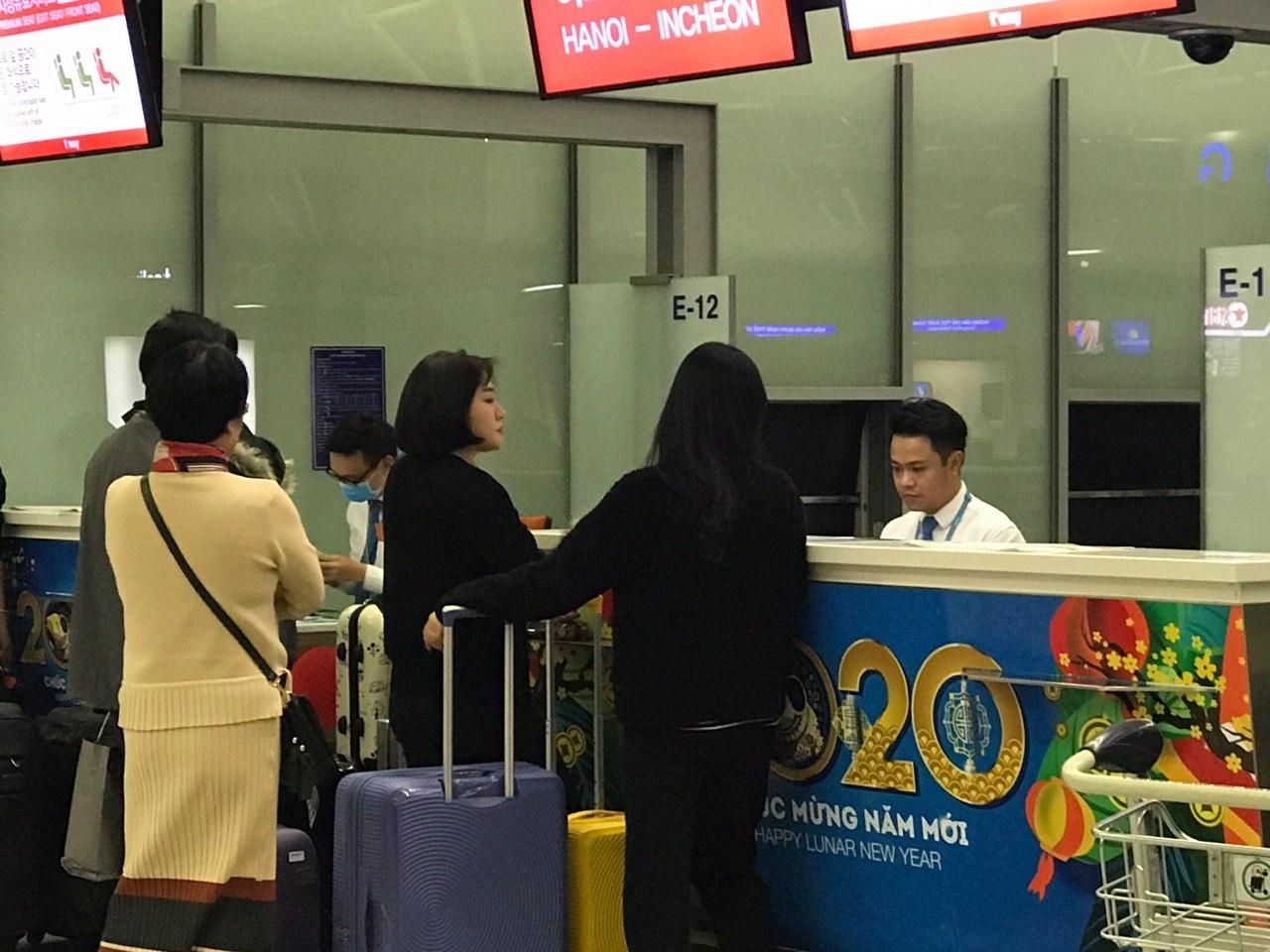 san bay quoc te noi bai luc rang sang va cau chuyen khau trang