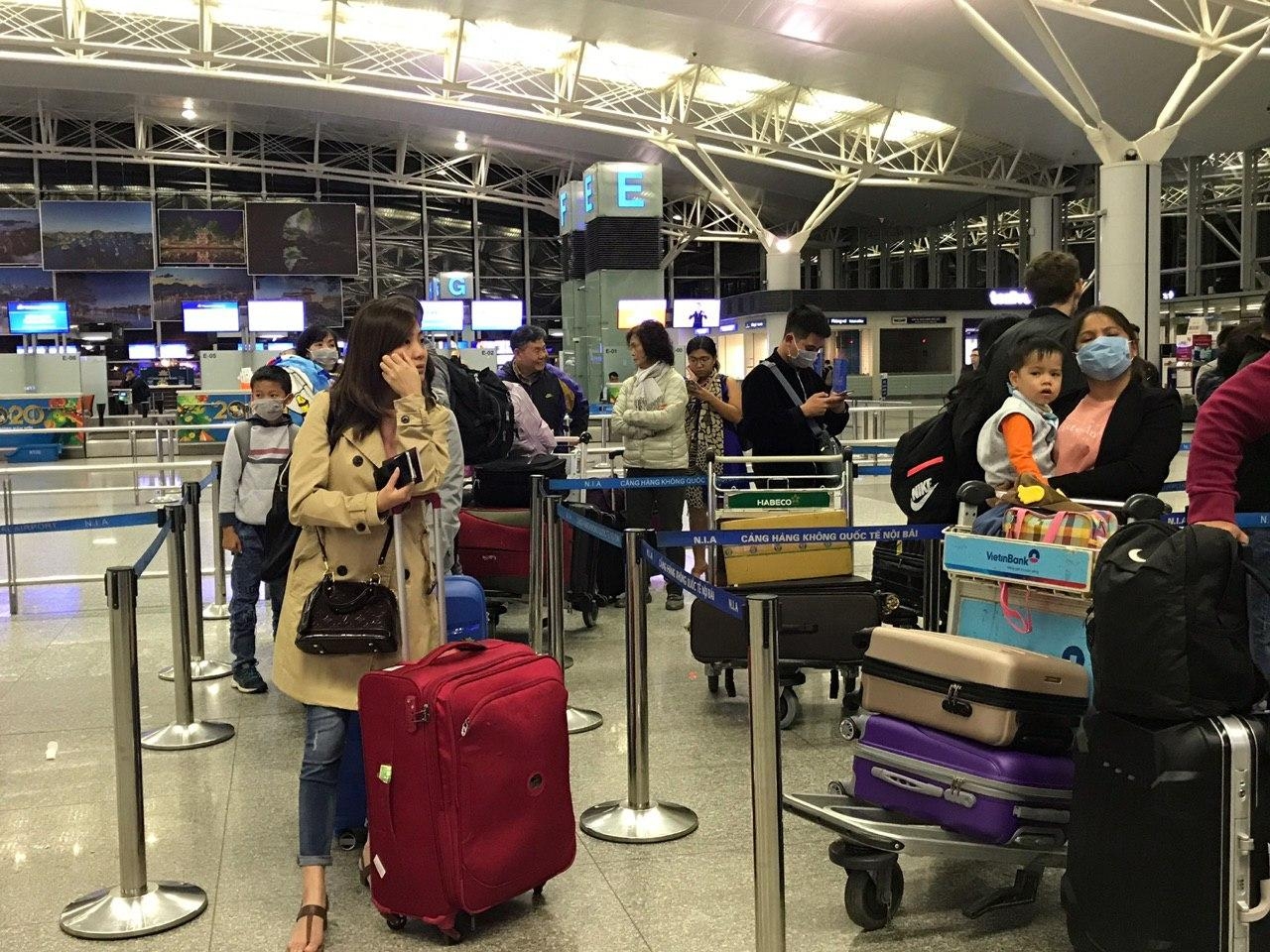 san bay quoc te noi bai luc rang sang va cau chuyen khau trang