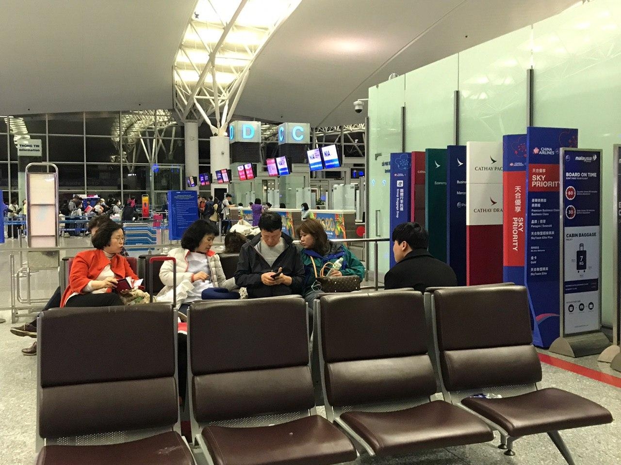 san bay quoc te noi bai luc rang sang va cau chuyen khau trang