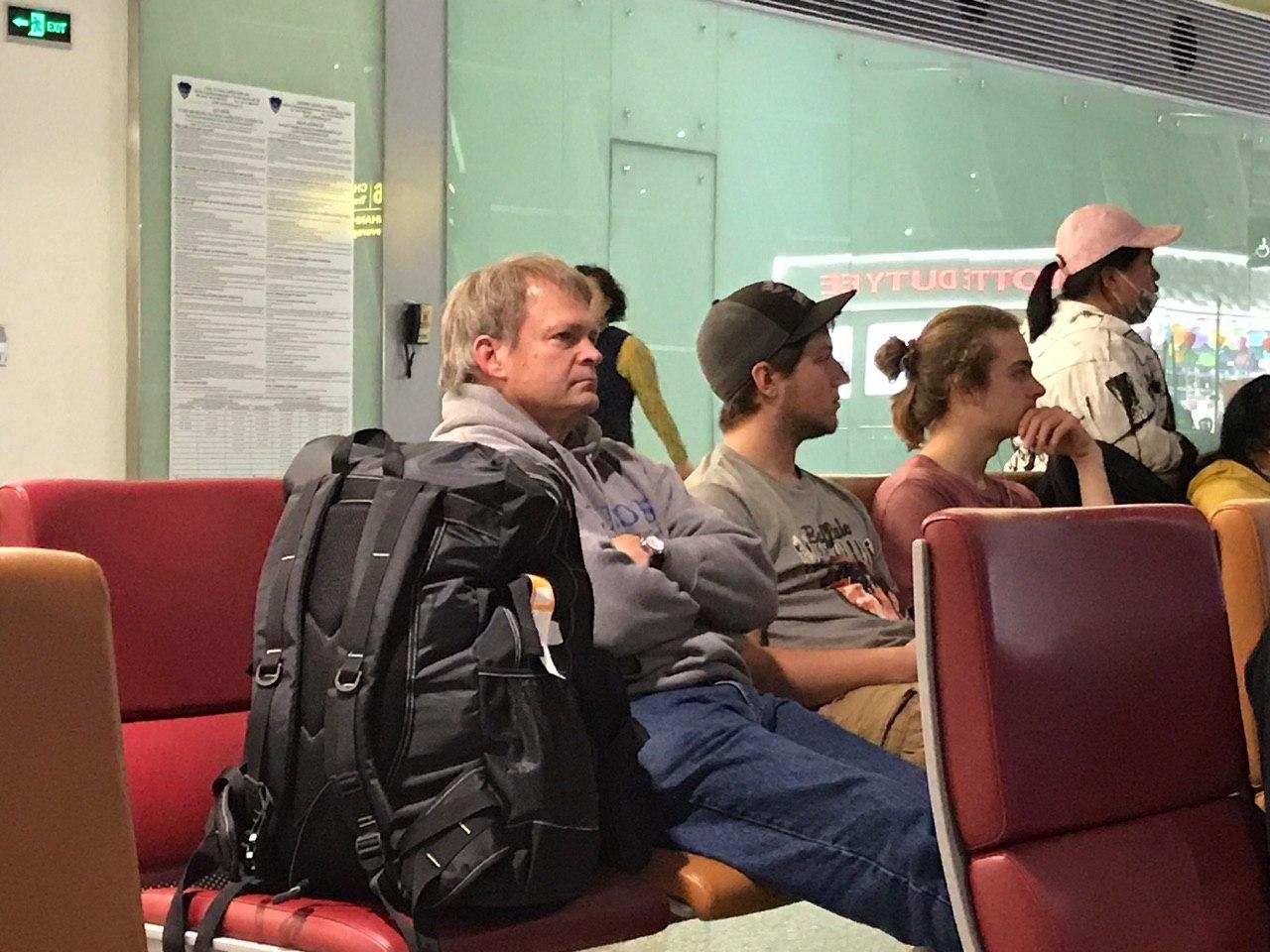 san bay quoc te noi bai luc rang sang va cau chuyen khau trang