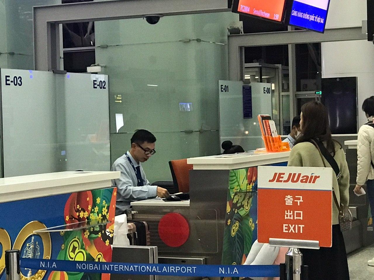 san bay quoc te noi bai luc rang sang va cau chuyen khau trang