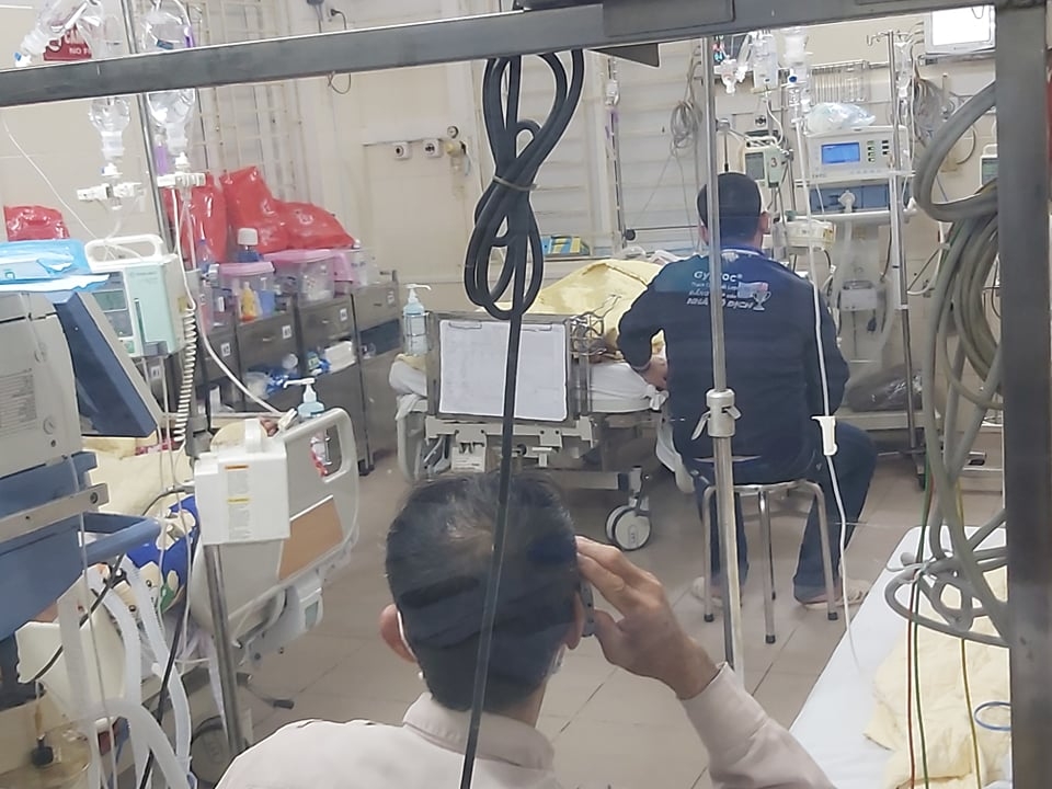 tam su cua bac si truc tet o nha thi ben gia dinh con trong vien co benh nhan