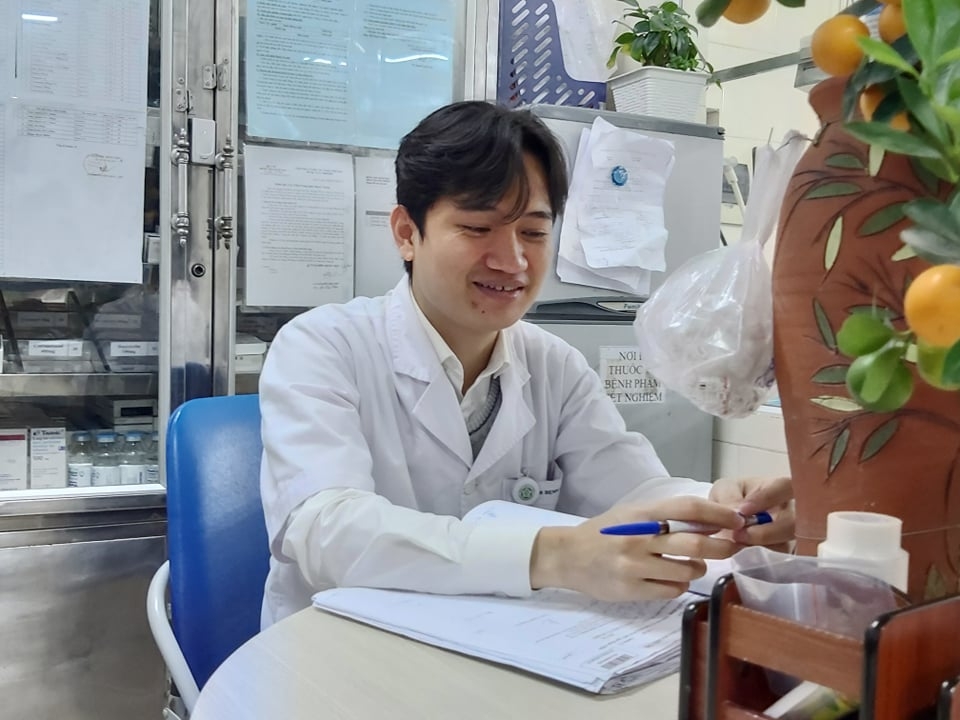 tam su cua bac si truc tet o nha thi ben gia dinh con trong vien co benh nhan