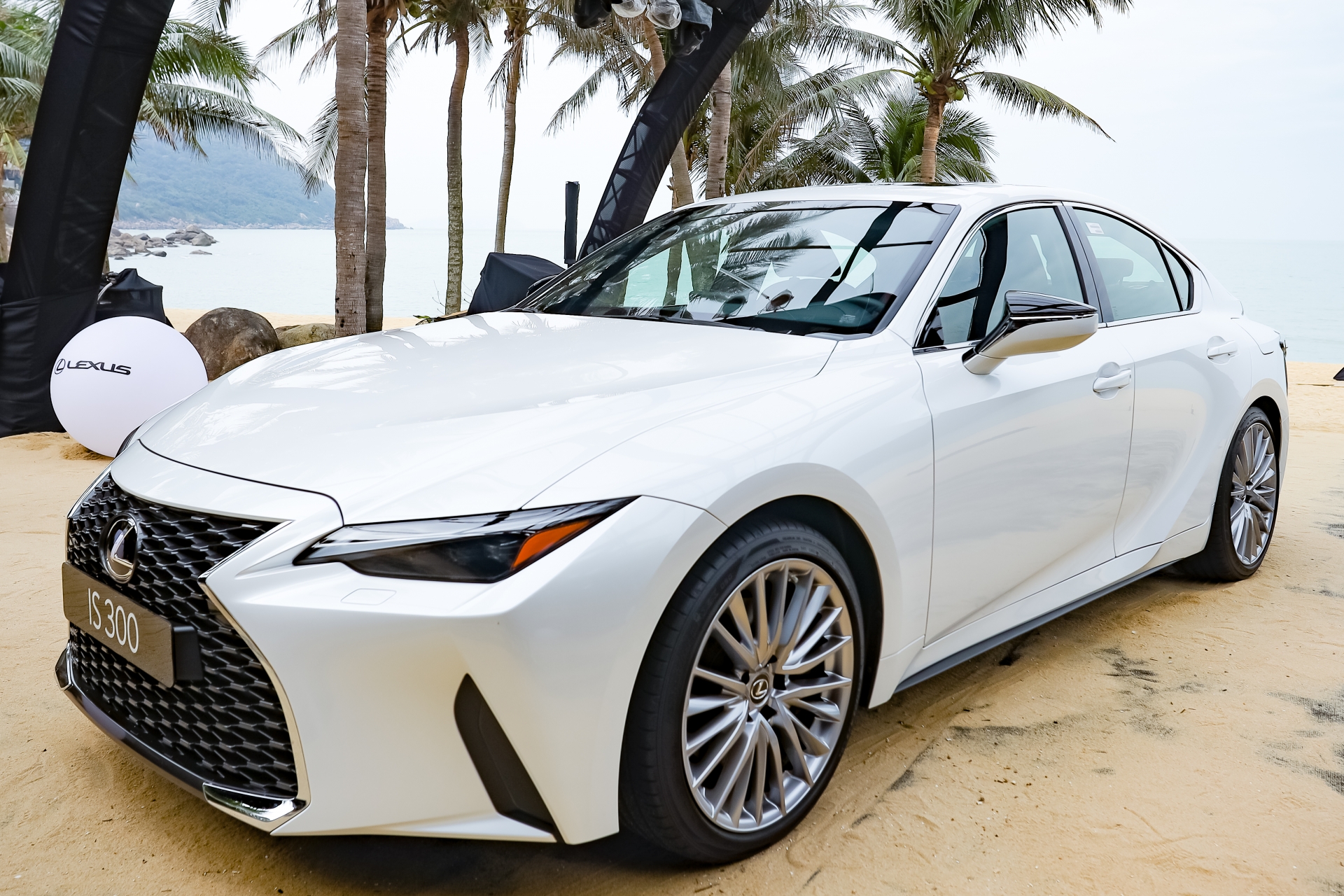Xe ra mắt đầu tiên năm 2021: Lexus IS, 3 phiên bản, giá từ 2,1 tỷ đồng Xe ra mắt đầu tiên năm 2021: Lexus IS, 3 phiên bản, giá từ 2,1 tỷ đồng