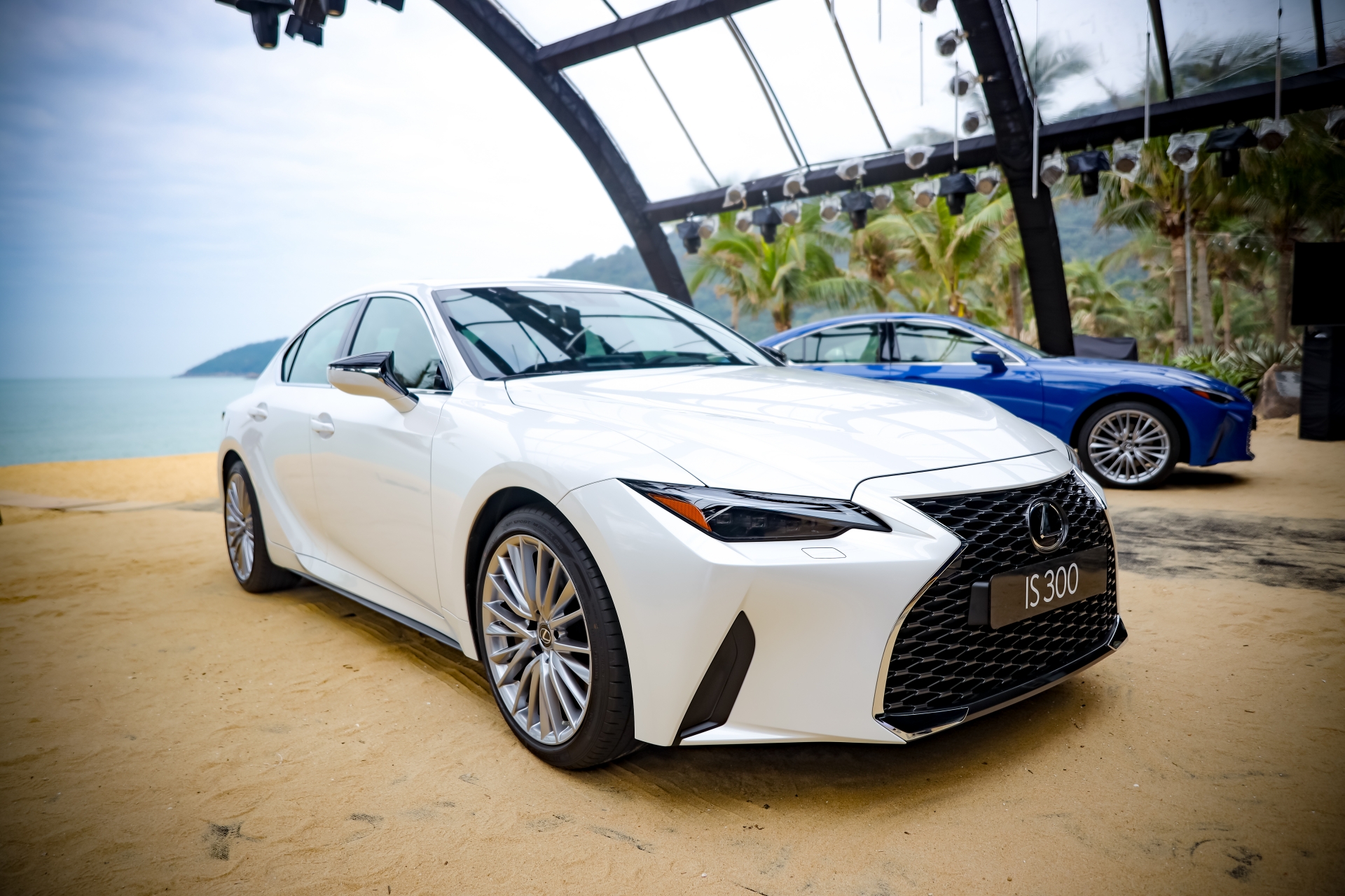 Xe ra mắt đầu tiên năm 2021: Lexus IS, 3 phiên bản, giá từ 2,1 tỷ đồng Xe ra mắt đầu tiên năm 2021: Lexus IS, 3 phiên bản, giá từ 2,1 tỷ đồng