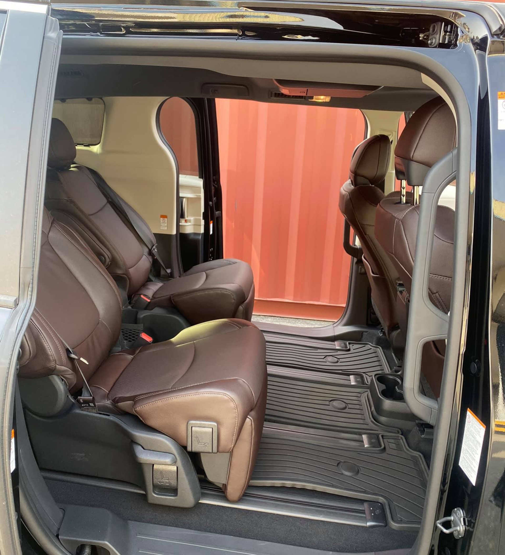 Toyota Sienna 2021 đầu tiên 'nhập tịch' Việt Nam