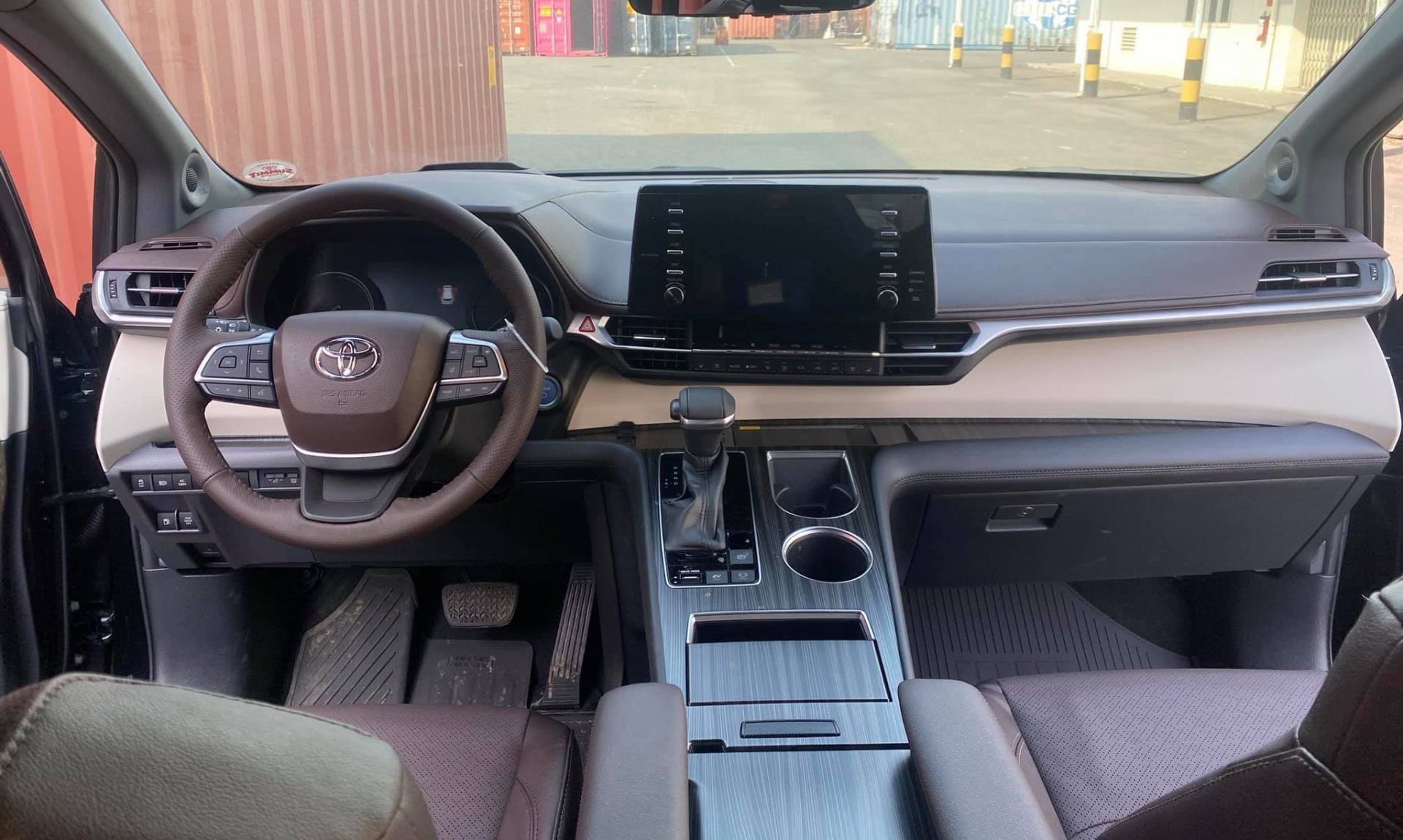 Toyota Sienna 2021 đầu tiên 'nhập tịch' Việt Nam