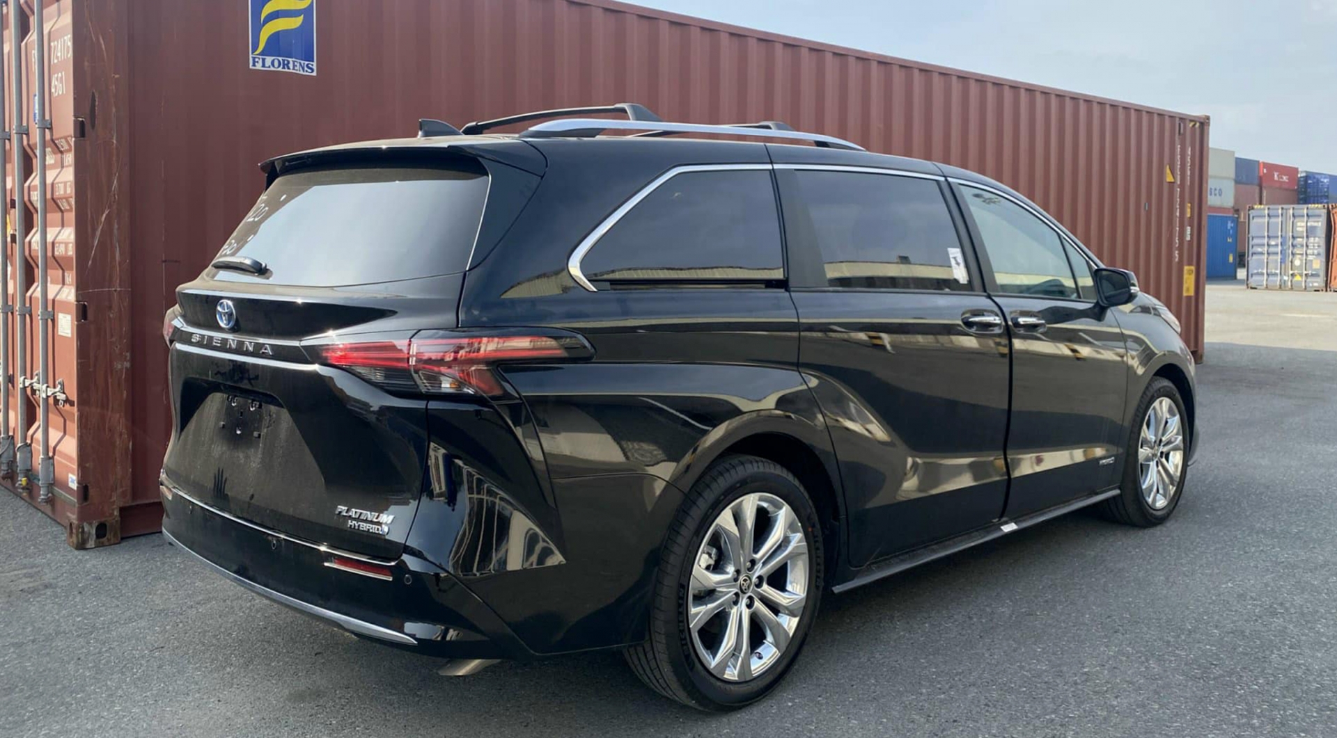 Toyota Sienna 2021 đầu tiên 'nhập tịch' Việt Nam