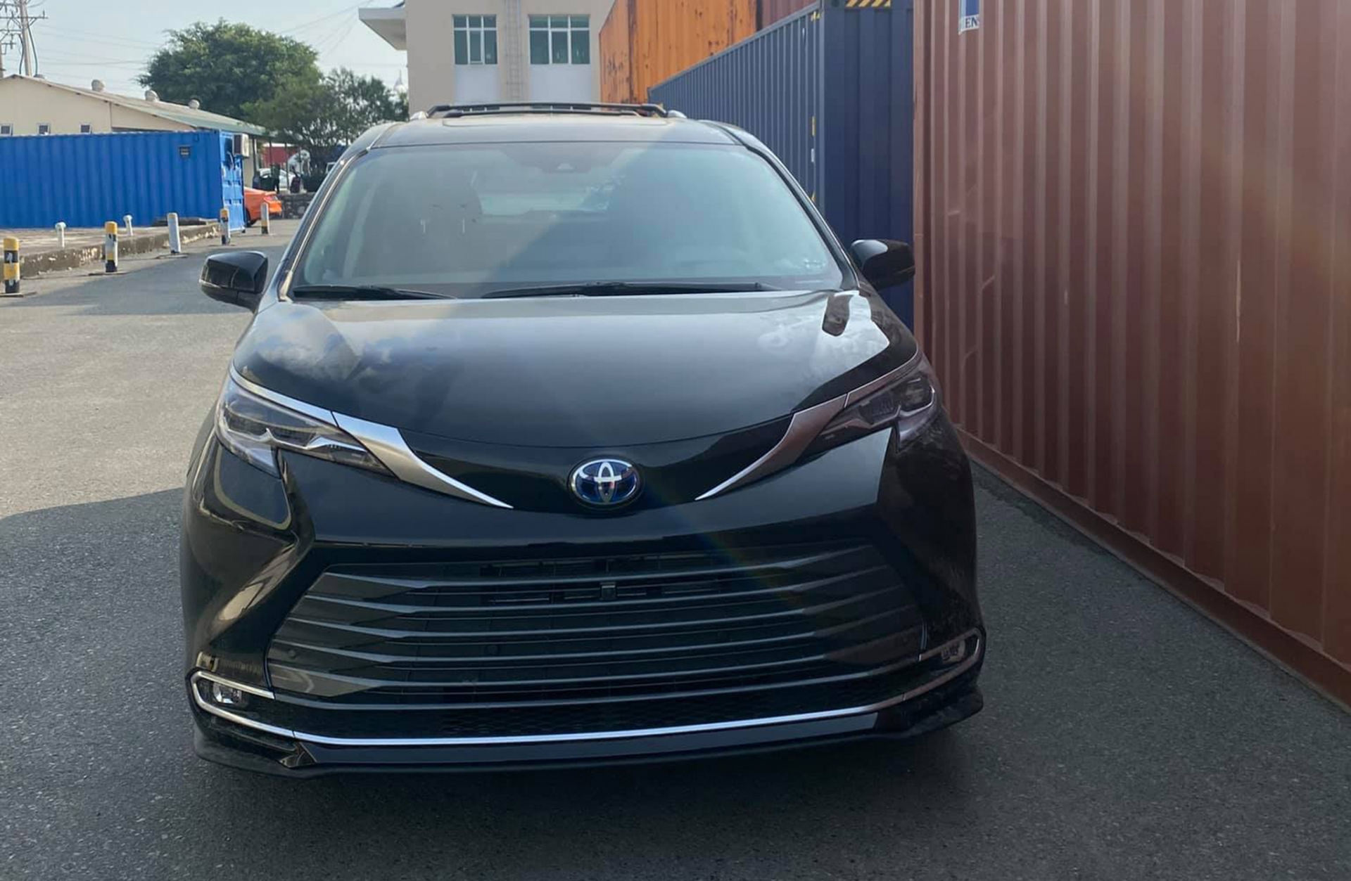 Toyota Sienna 2021 đầu tiên 'nhập tịch' Việt Nam