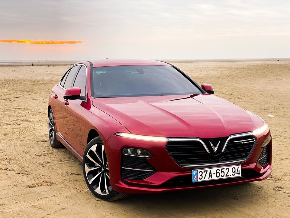 VinFast Lux A2.0 ‘vượt mặt’ Toyota Camry trong tầm giá xe 1 tỷ đồng