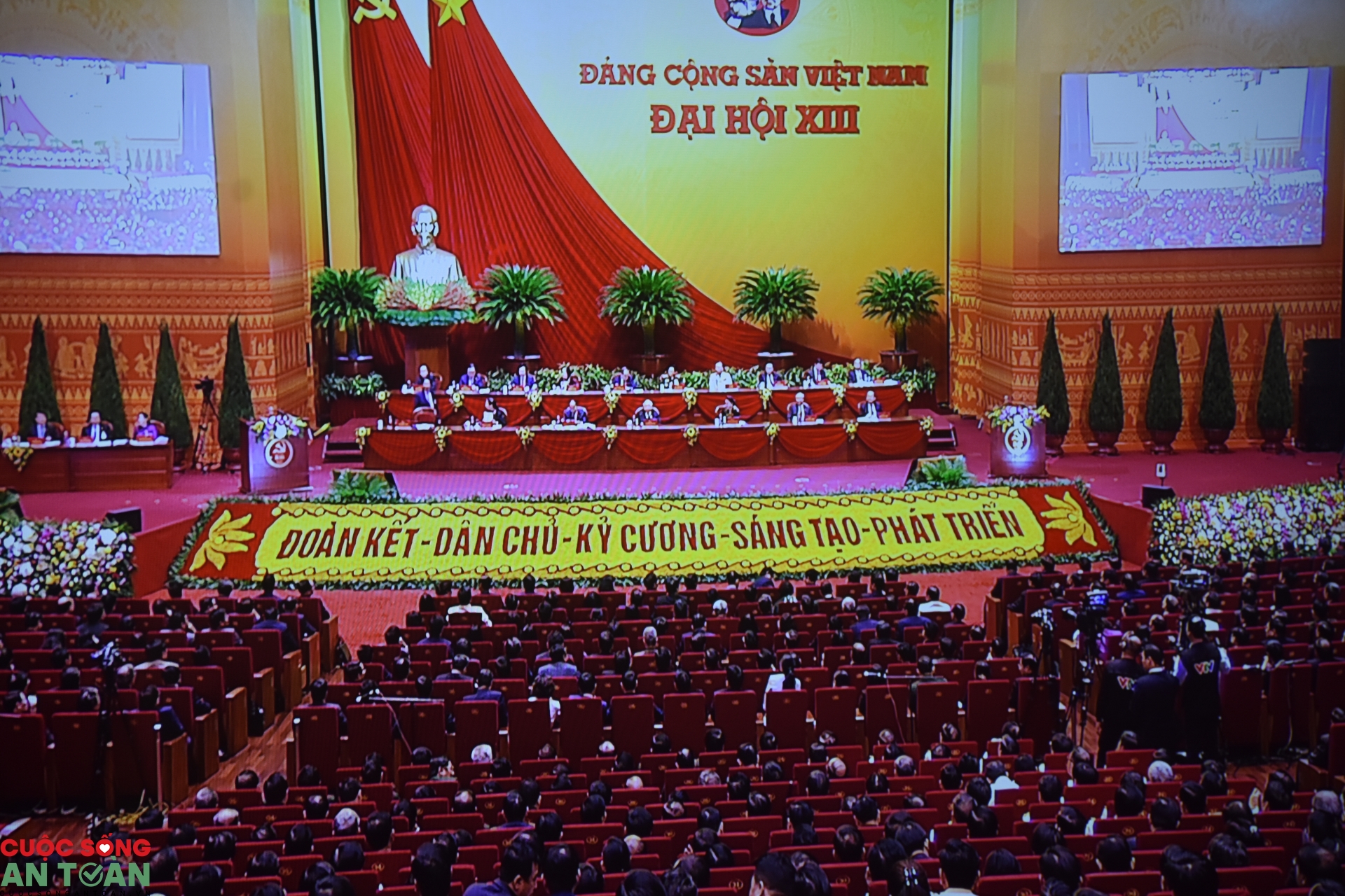 Giữ vững và tăng cường sự lãnh đạo của Ðảng là nhân tố quyết định Giữ vững và tăng cường sự lãnh đạo của Ðảng là nhân tố quyết định