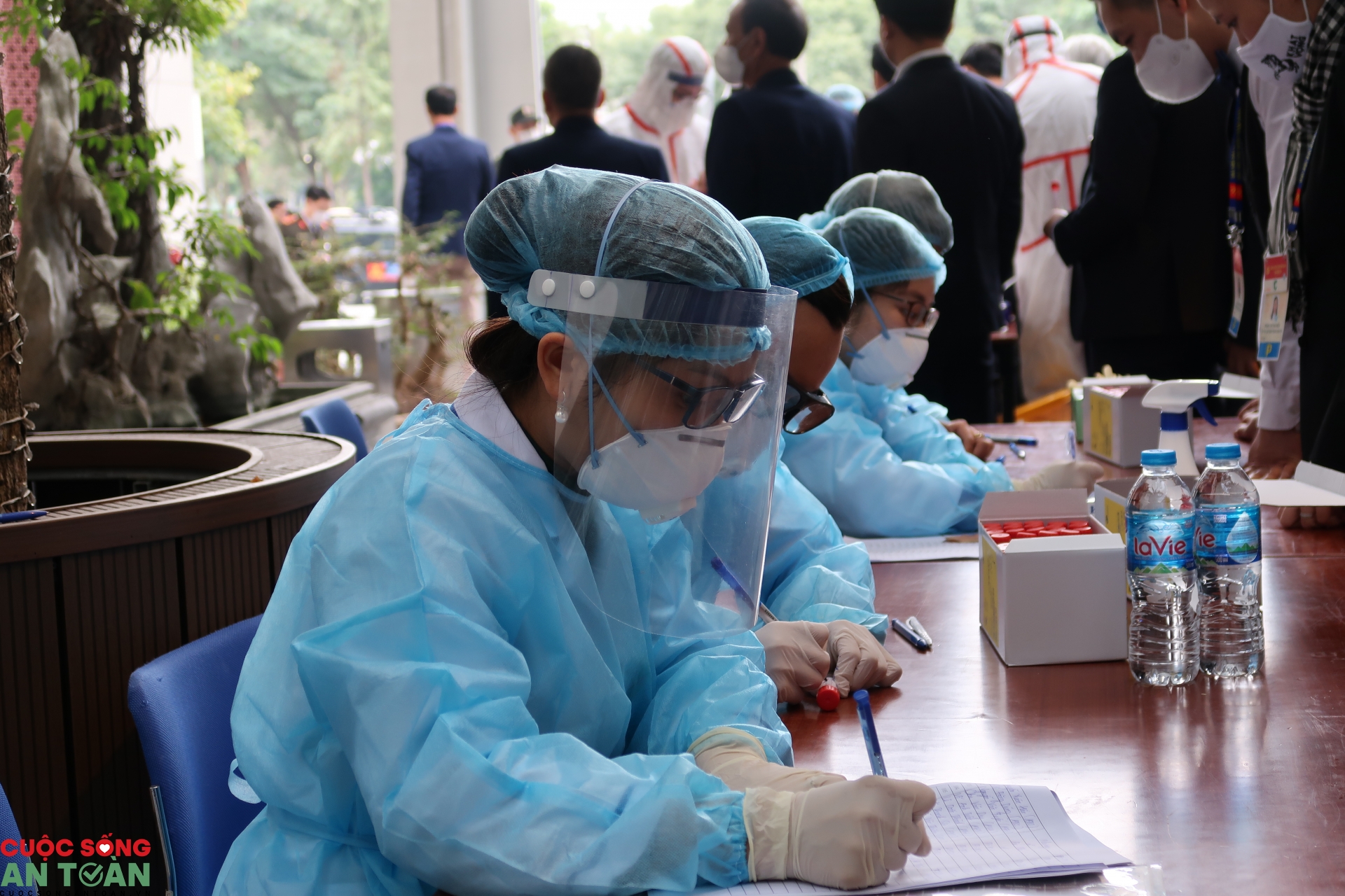 Phóng viên, biên tập viên phục vụ Đại hội XIII được xét nghiệm Covid-19 lần thứ 3 Phóng viên, biên tập viên phục vụ Đại hội XIII được xét nghiệm Covid-19 lần thứ 3