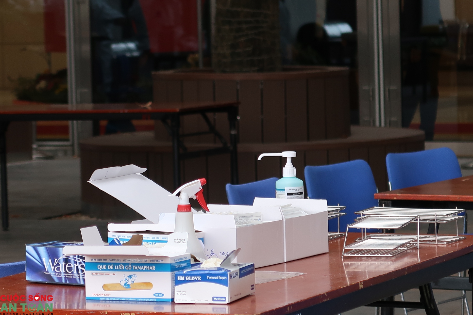 Phóng viên, biên tập viên phục vụ Đại hội XIII được xét nghiệm Covid-19 lần thứ 3 Phóng viên, biên tập viên phục vụ Đại hội XIII được xét nghiệm Covid-19 lần thứ 3