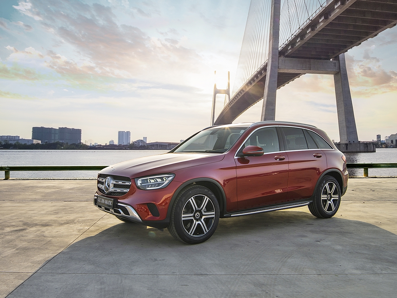 mercedes benz gioi thieu glc 200 va glc 200 4matic voi gia tu 1749 ty dong