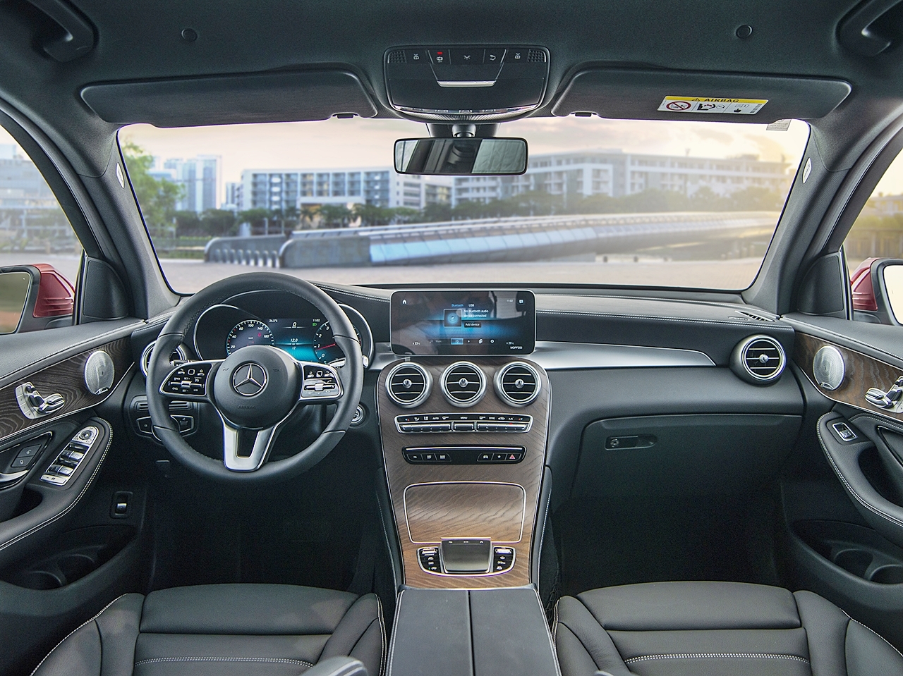 mercedes benz gioi thieu glc 200 va glc 200 4matic voi gia tu 1749 ty dong