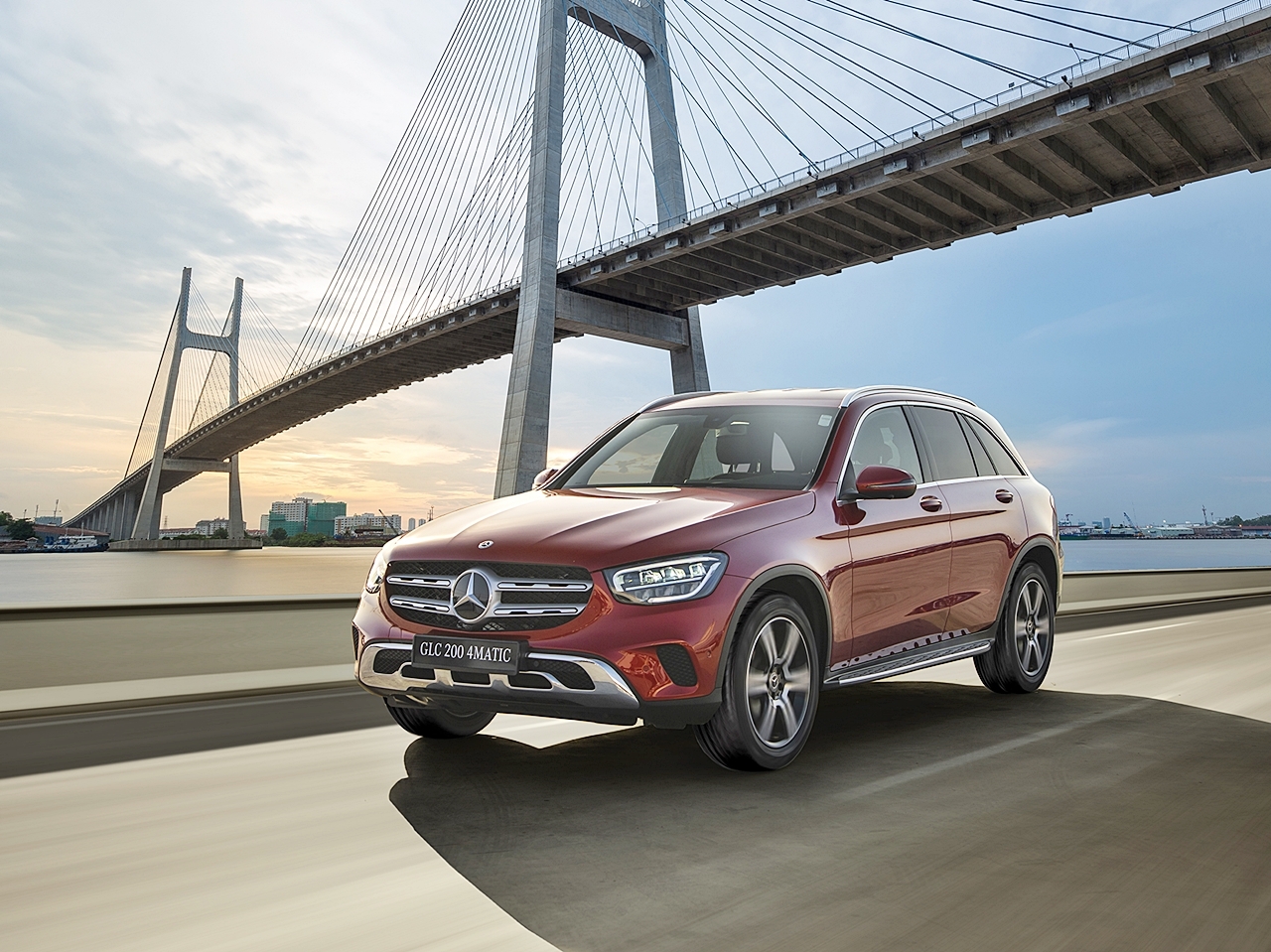 mercedes benz gioi thieu glc 200 va glc 200 4matic voi gia tu 1749 ty dong