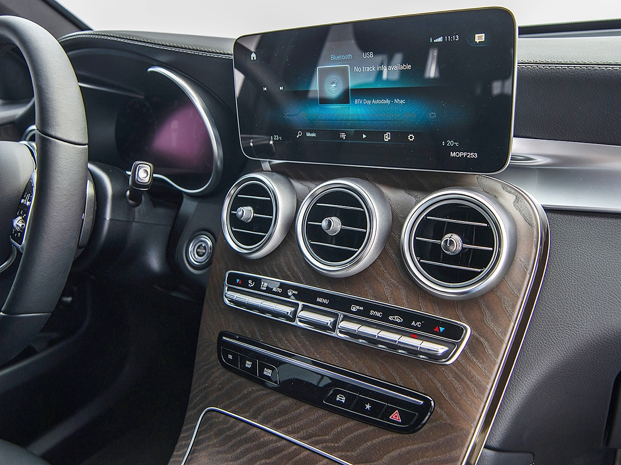 mercedes benz gioi thieu glc 200 va glc 200 4matic voi gia tu 1749 ty dong