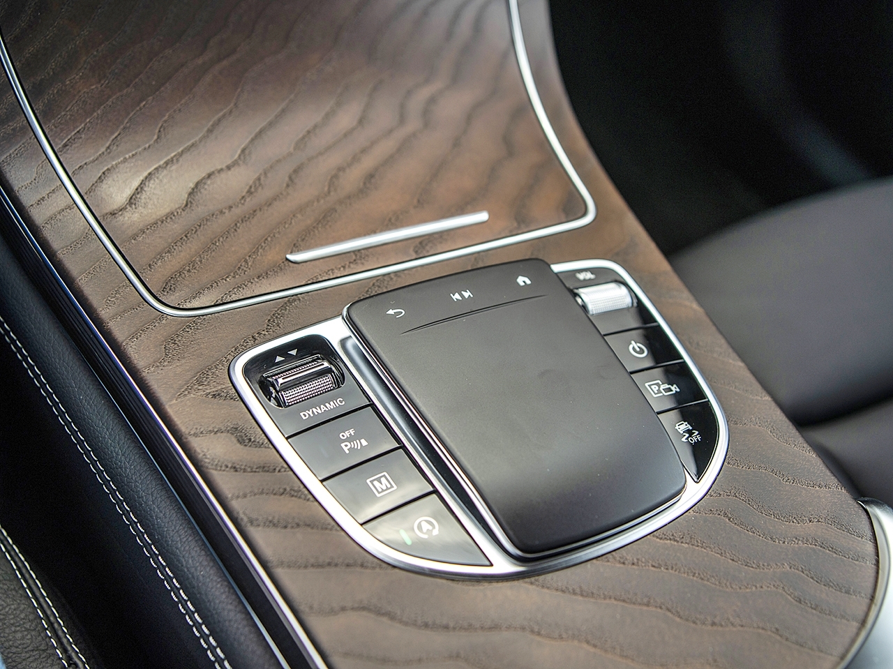 mercedes benz gioi thieu glc 200 va glc 200 4matic voi gia tu 1749 ty dong