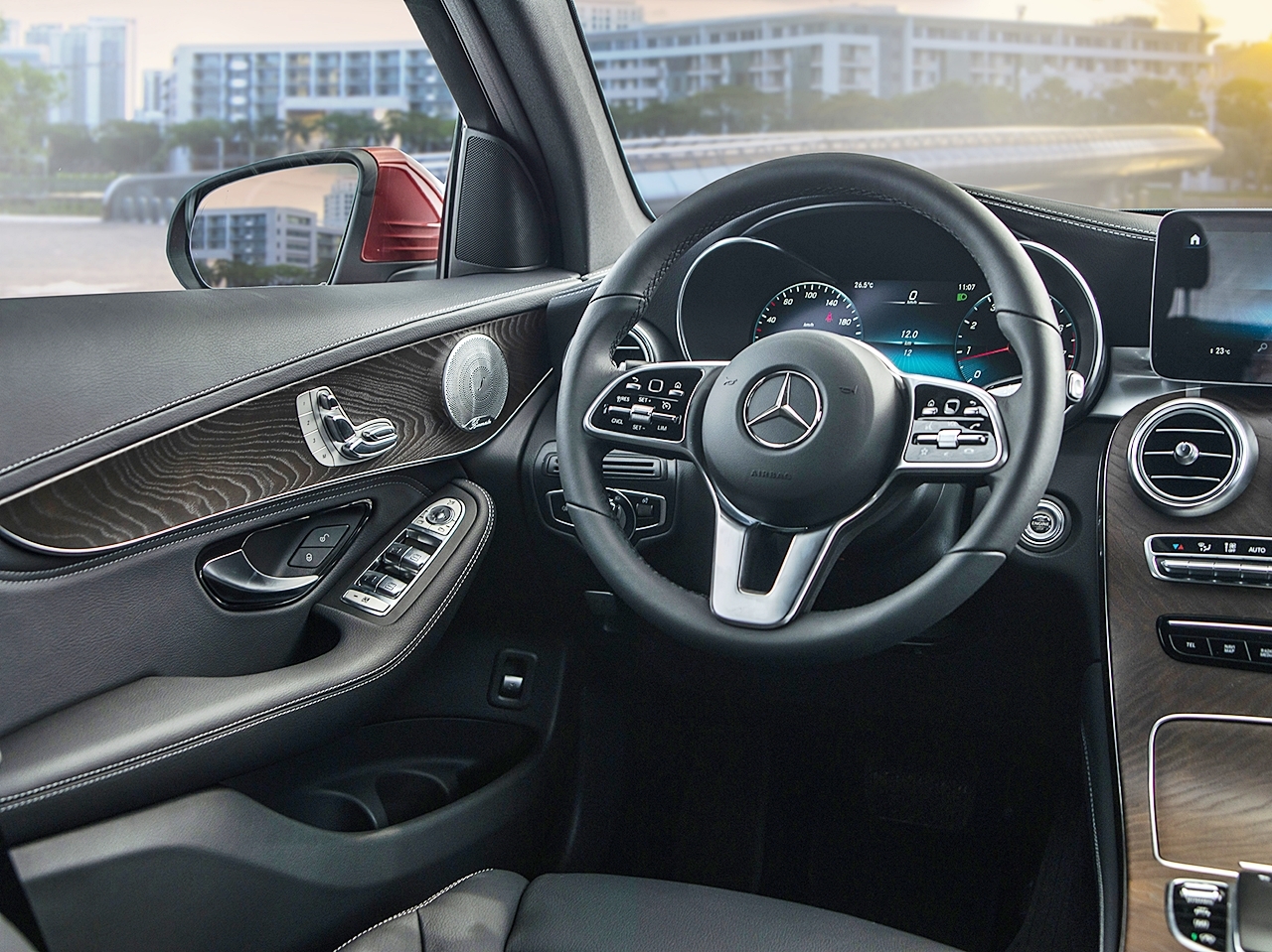 mercedes benz gioi thieu glc 200 va glc 200 4matic voi gia tu 1749 ty dong