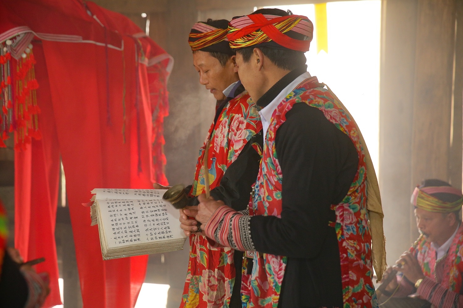 Về Tây Bắc đắm mình trong tiếng khèn hoa và bức tranh xuân tuyệt đẹp