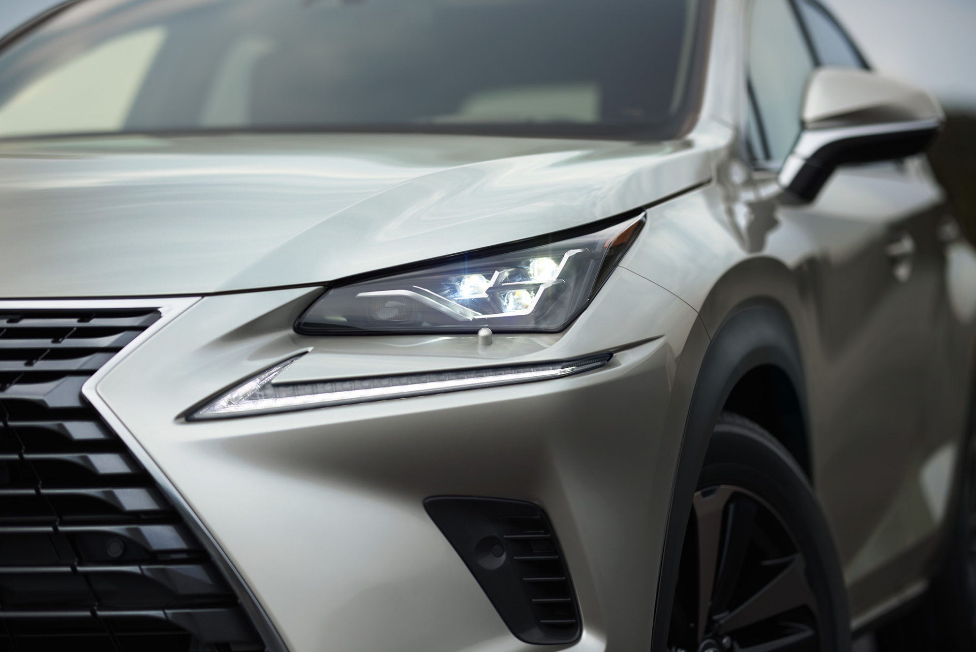 lexus nx300 moi gia 256 ty dong san sang canh tranh mercedes glc300