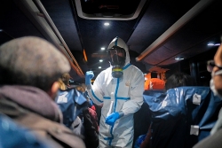 chay khu nha o sinh vien luc nua dem canh sat vat lon giai cuu 7 nguoi mac ket