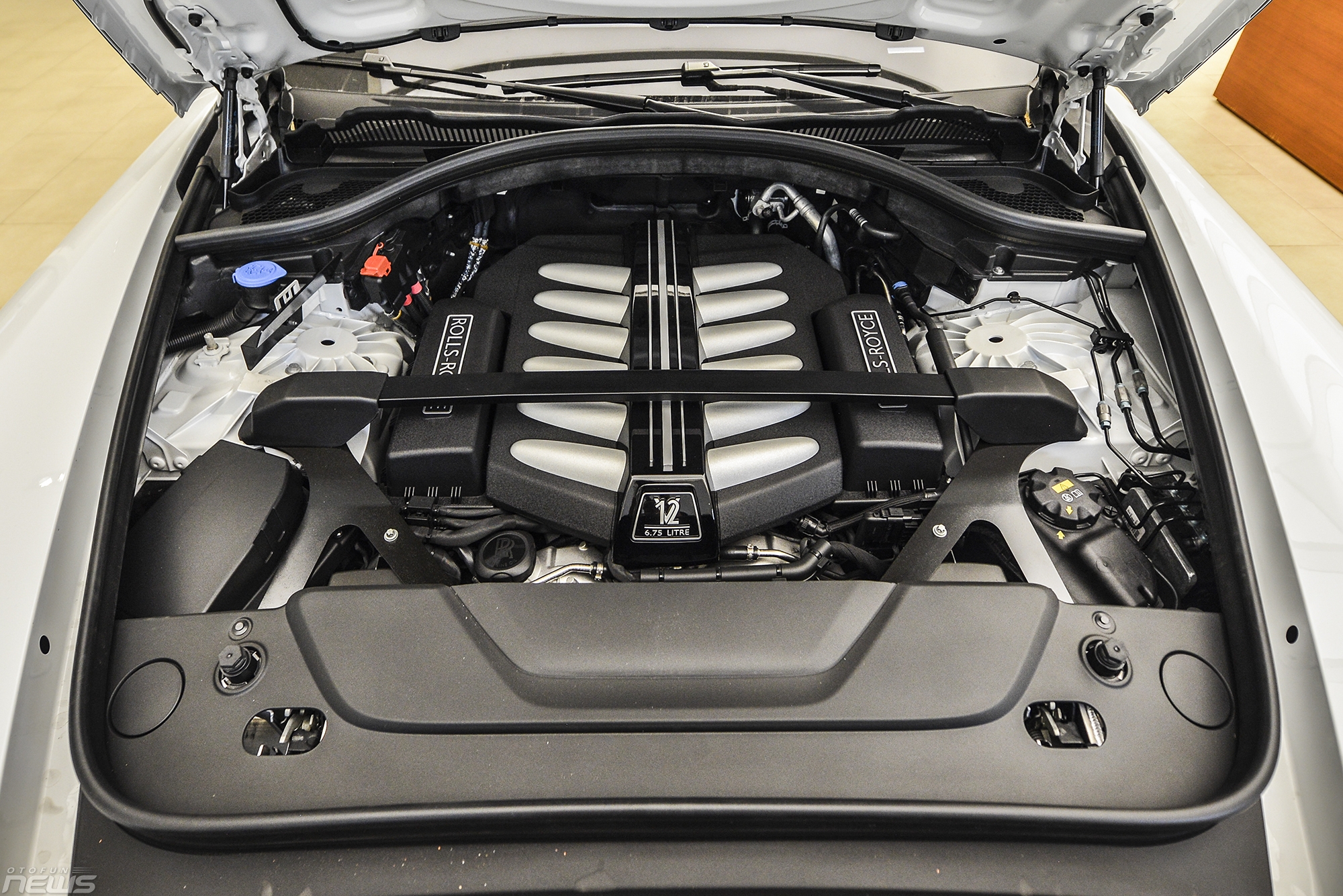 xe gam cao sieu sang rolls royce cullinan chinh hang gia hon 40 ty dong viet nam