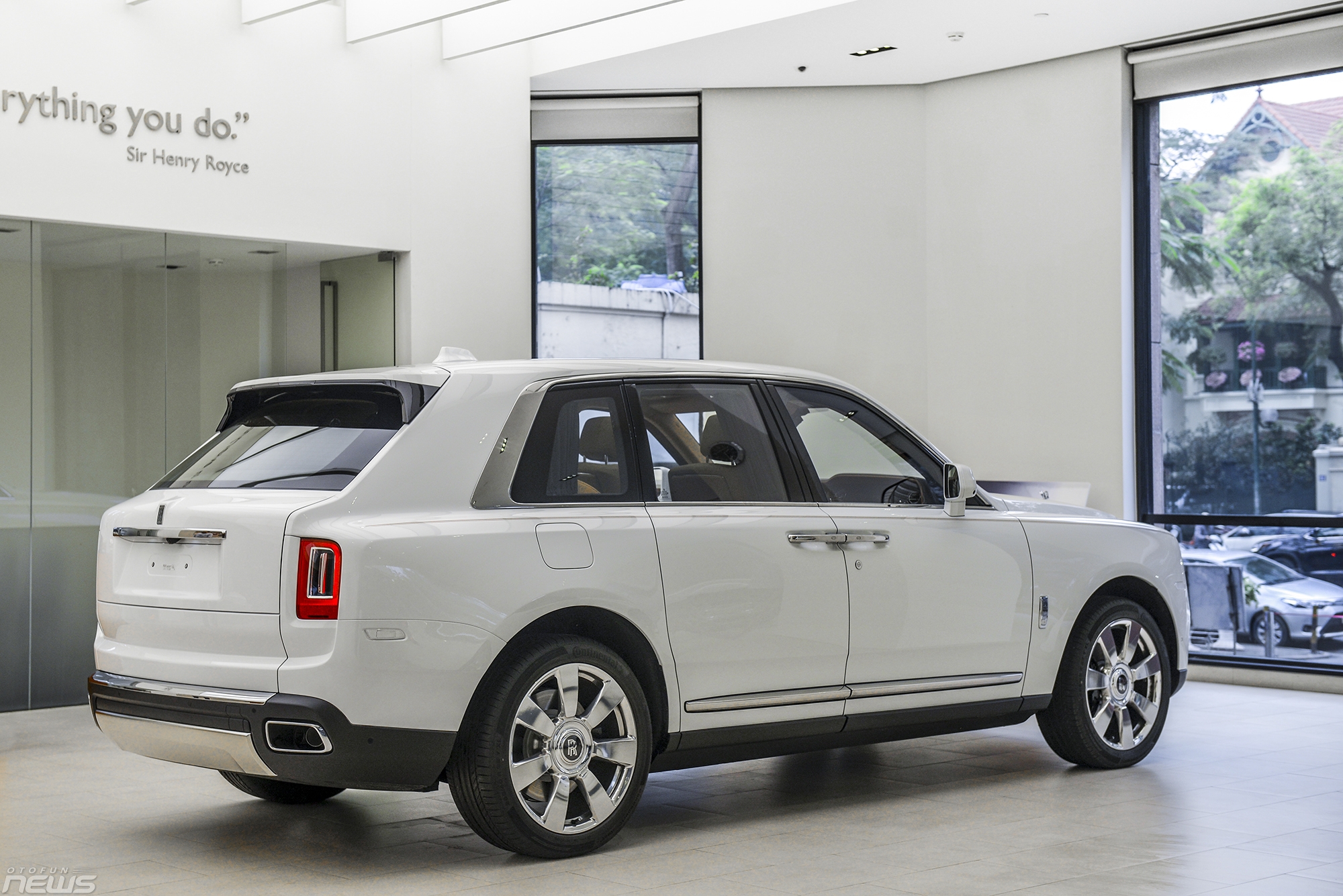 xe gam cao sieu sang rolls royce cullinan chinh hang gia hon 40 ty dong viet nam