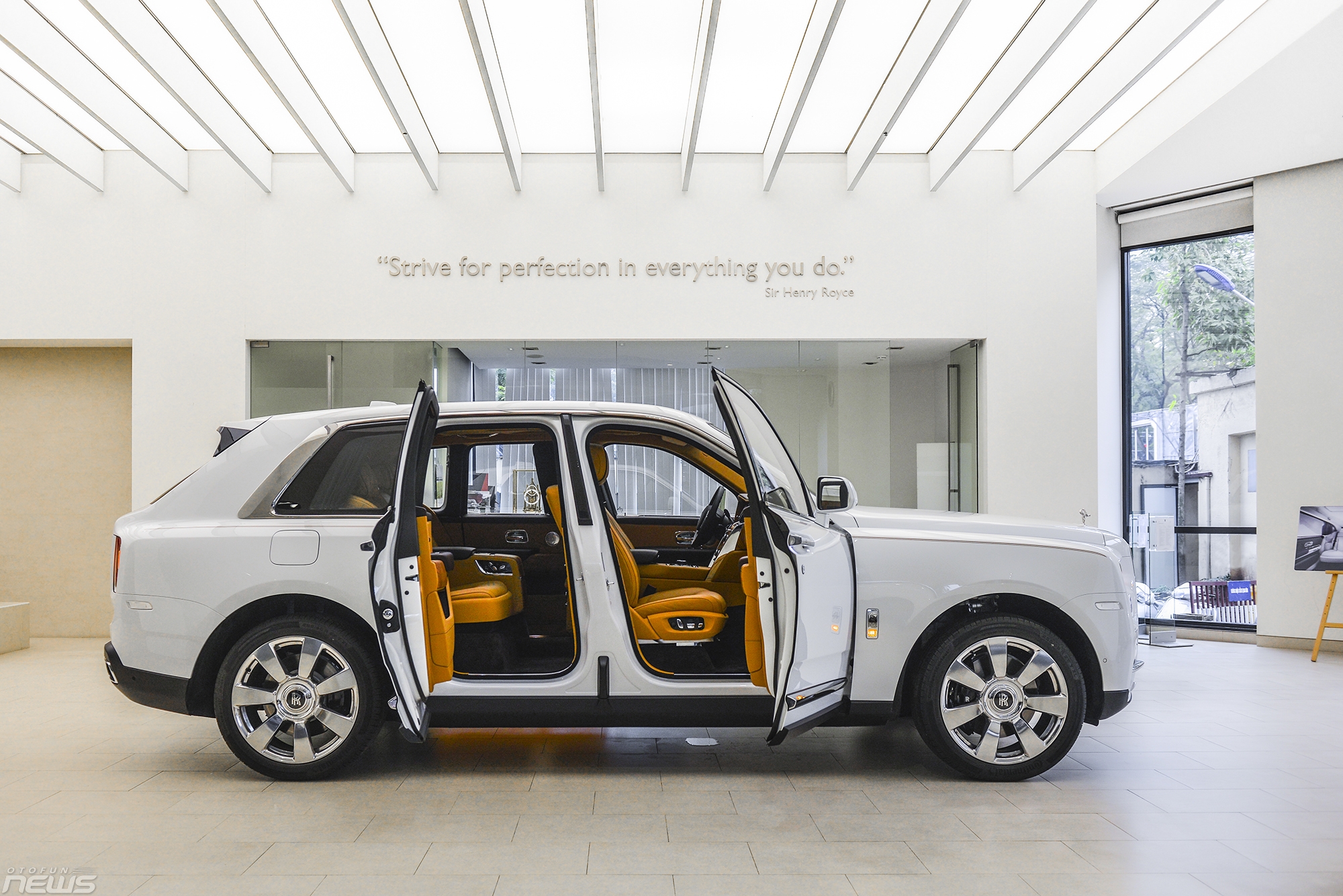 xe gam cao sieu sang rolls royce cullinan chinh hang gia hon 40 ty dong viet nam