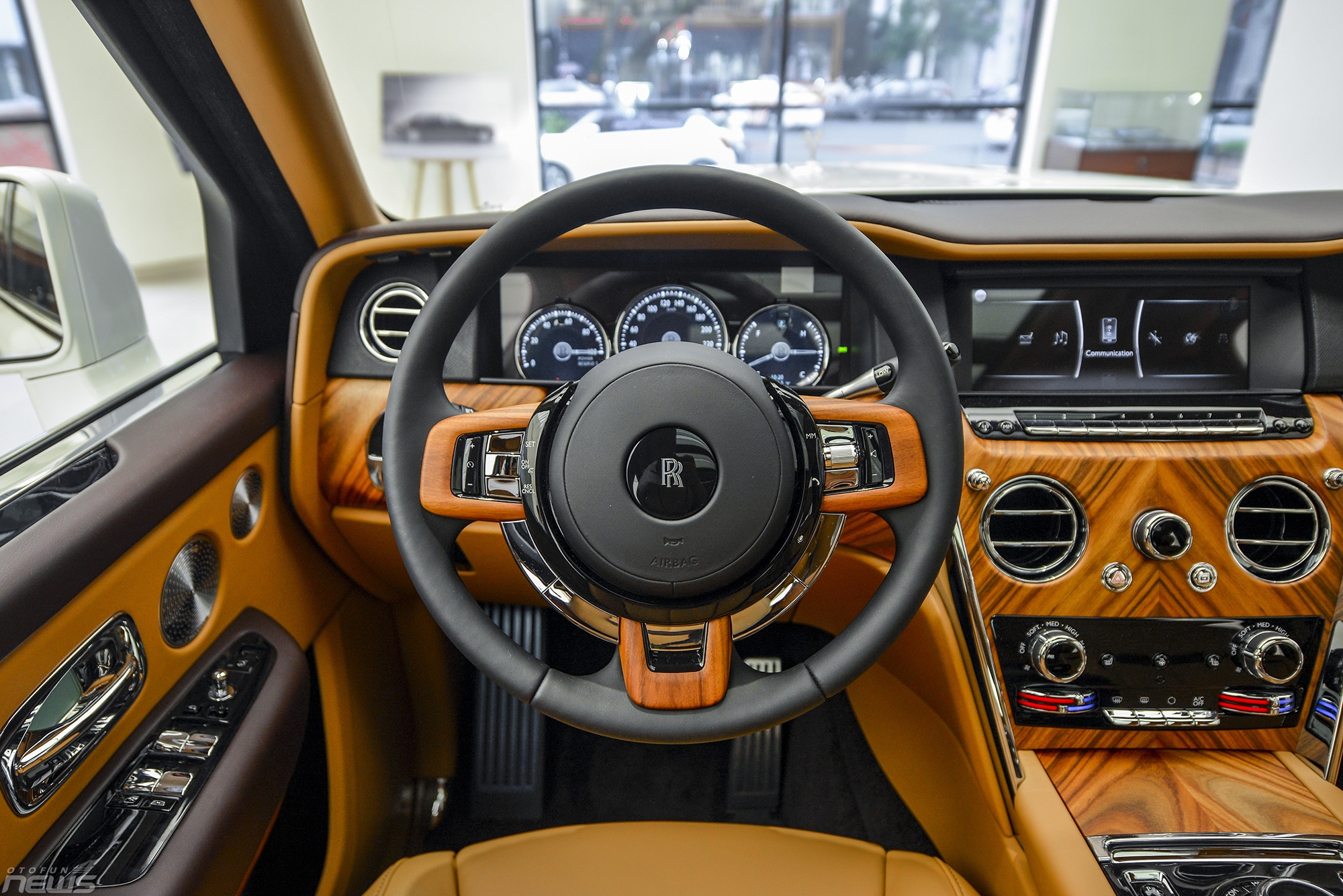 xe gam cao sieu sang rolls royce cullinan chinh hang gia hon 40 ty dong viet nam