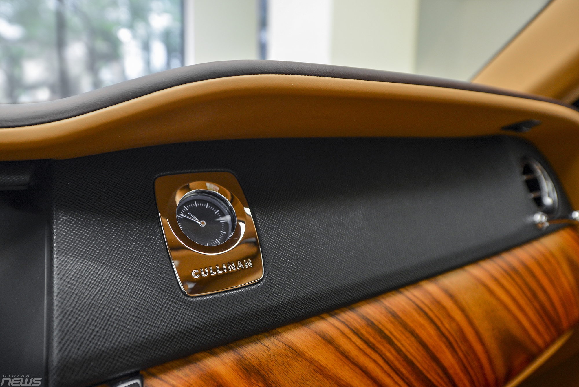 xe gam cao sieu sang rolls royce cullinan chinh hang gia hon 40 ty dong viet nam