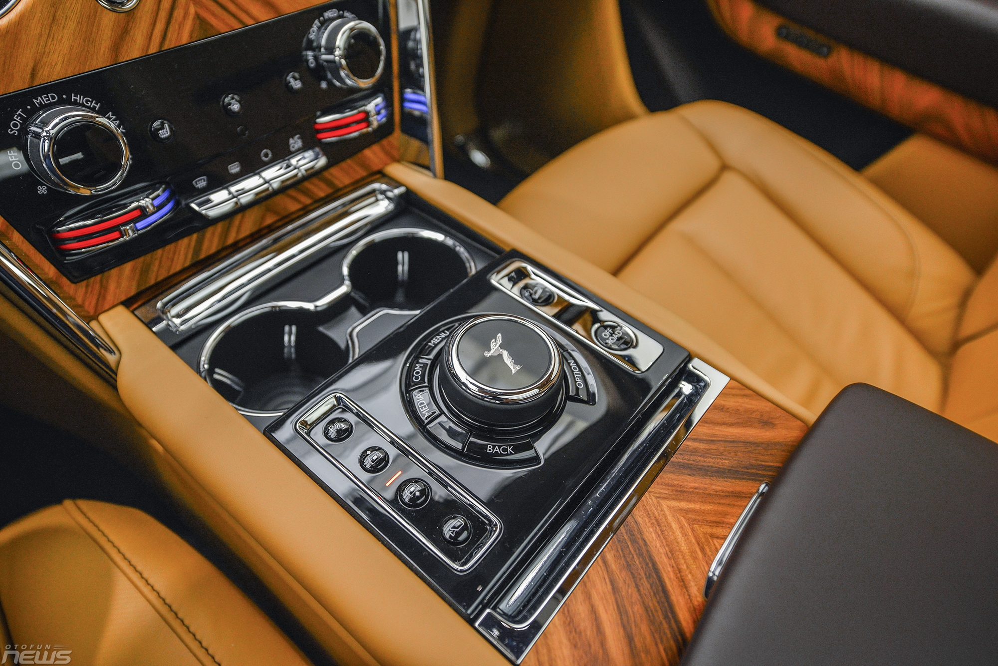 xe gam cao sieu sang rolls royce cullinan chinh hang gia hon 40 ty dong viet nam