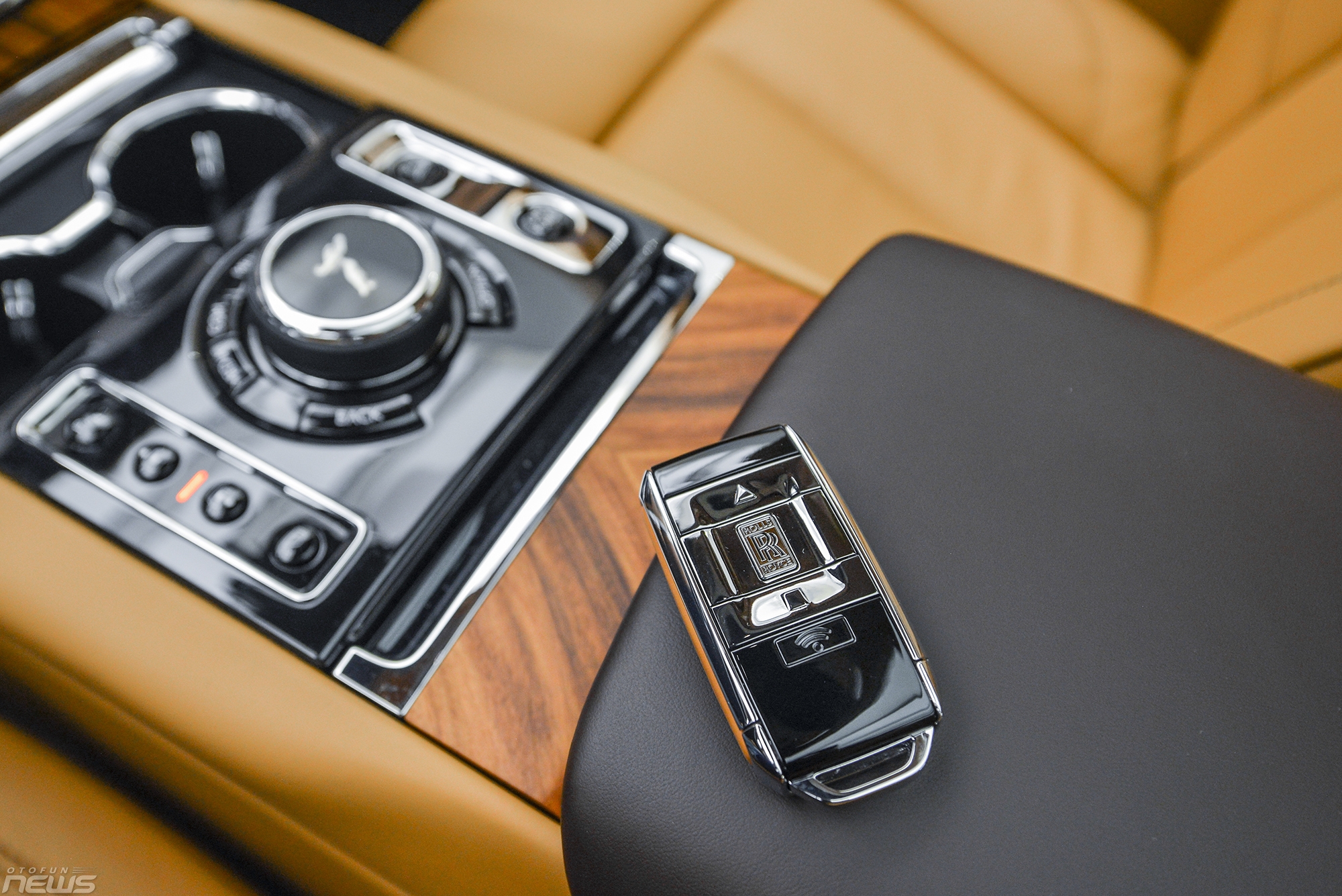 xe gam cao sieu sang rolls royce cullinan chinh hang gia hon 40 ty dong viet nam