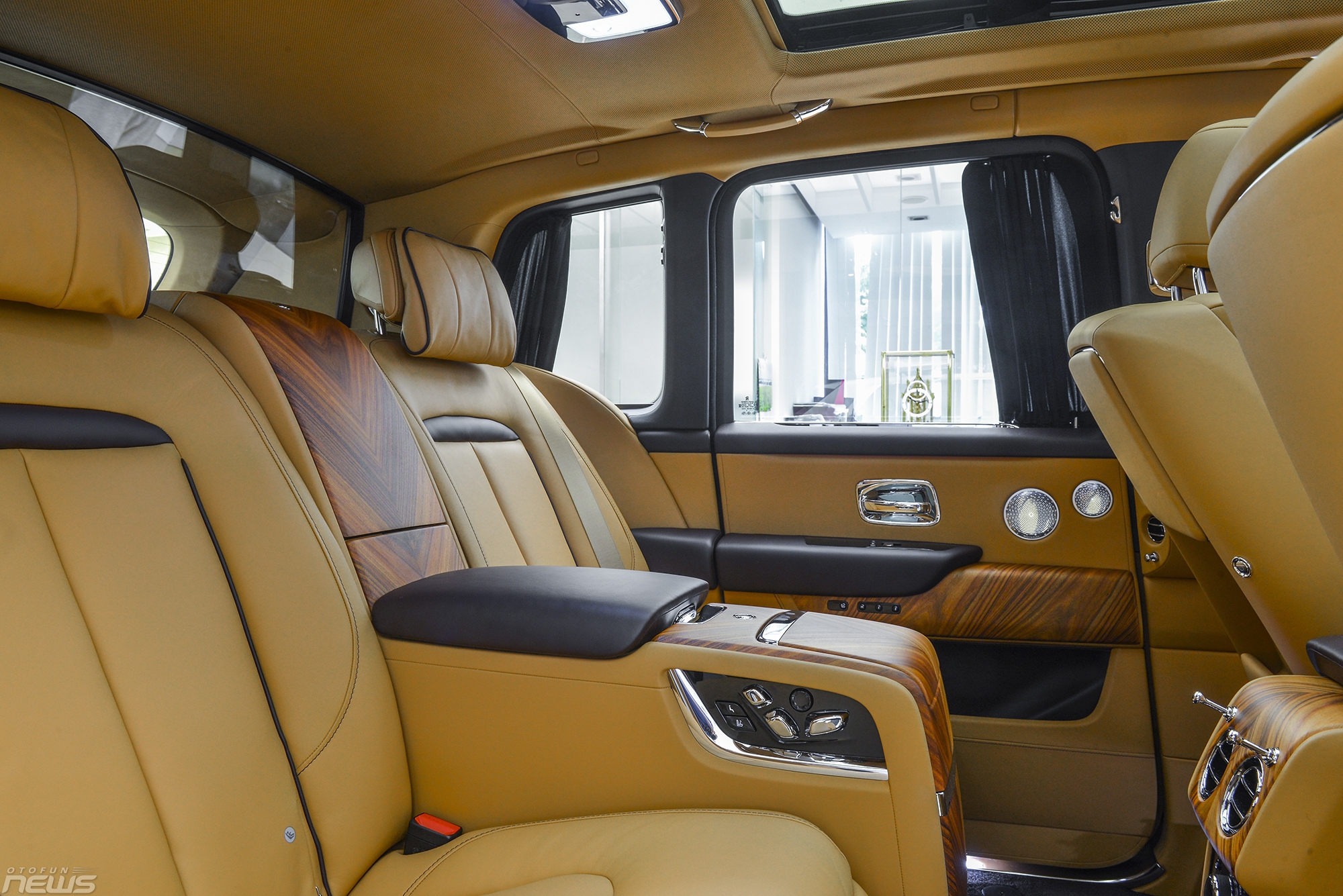 xe gam cao sieu sang rolls royce cullinan chinh hang gia hon 40 ty dong viet nam