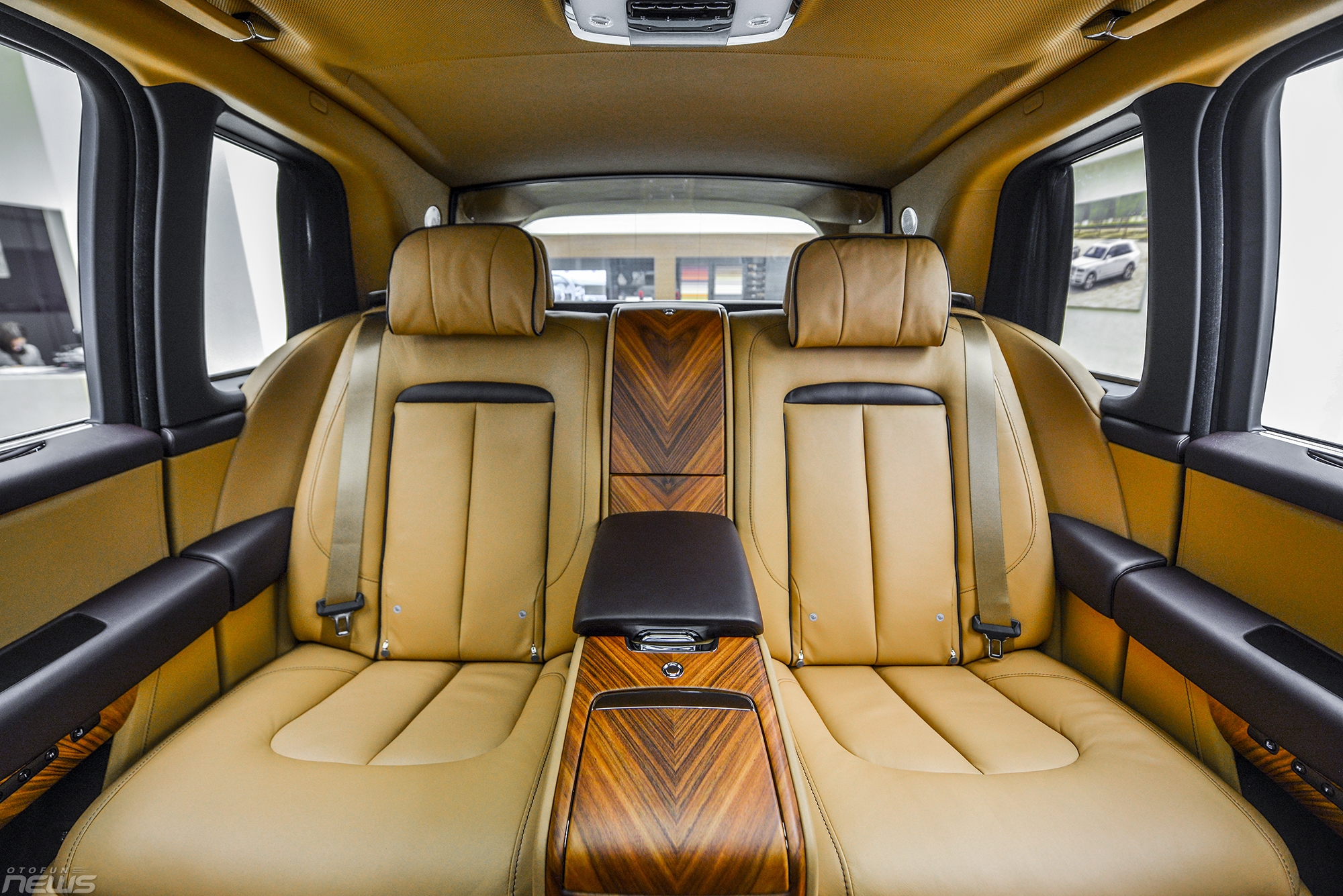 xe gam cao sieu sang rolls royce cullinan chinh hang gia hon 40 ty dong viet nam