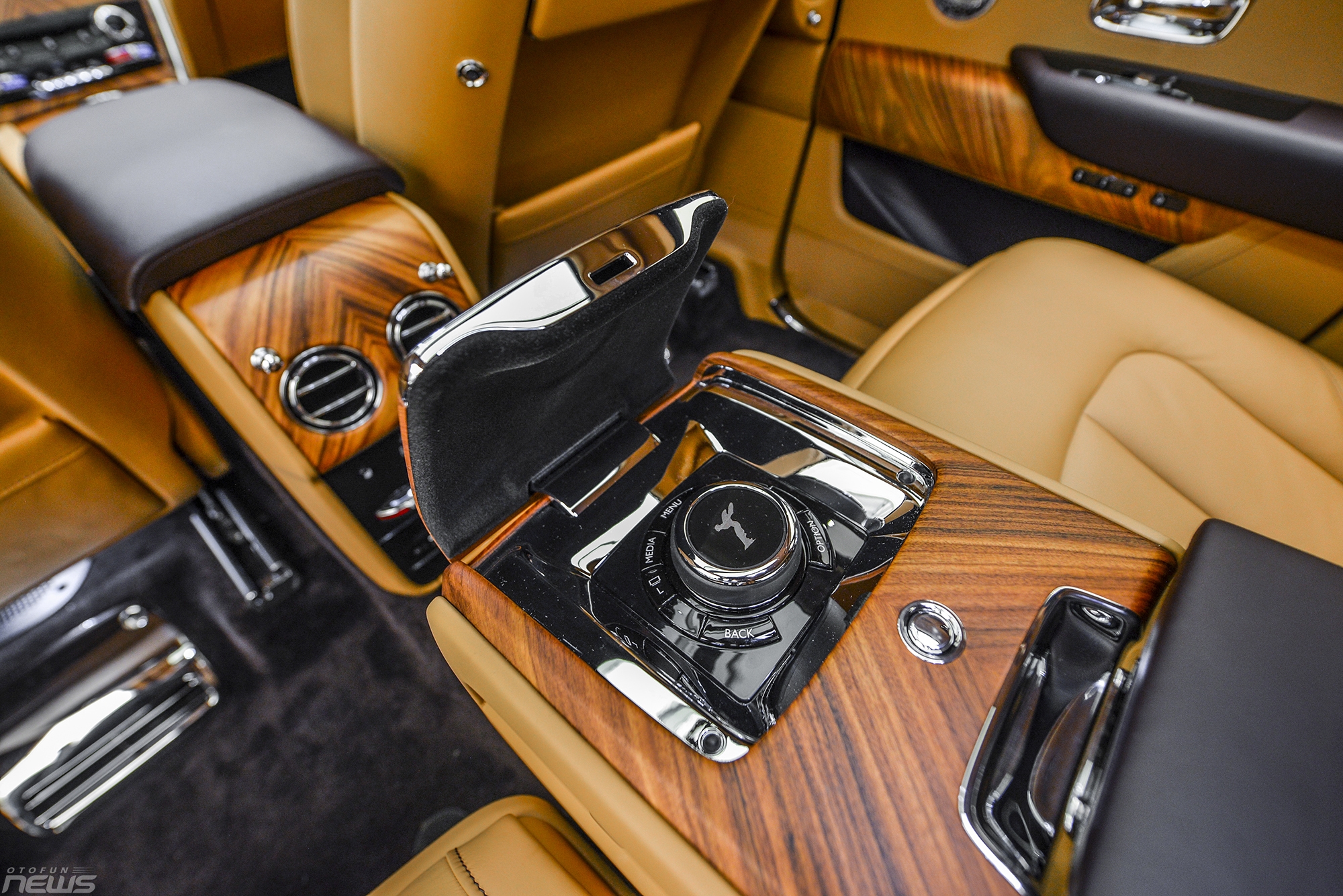 xe gam cao sieu sang rolls royce cullinan chinh hang gia hon 40 ty dong viet nam