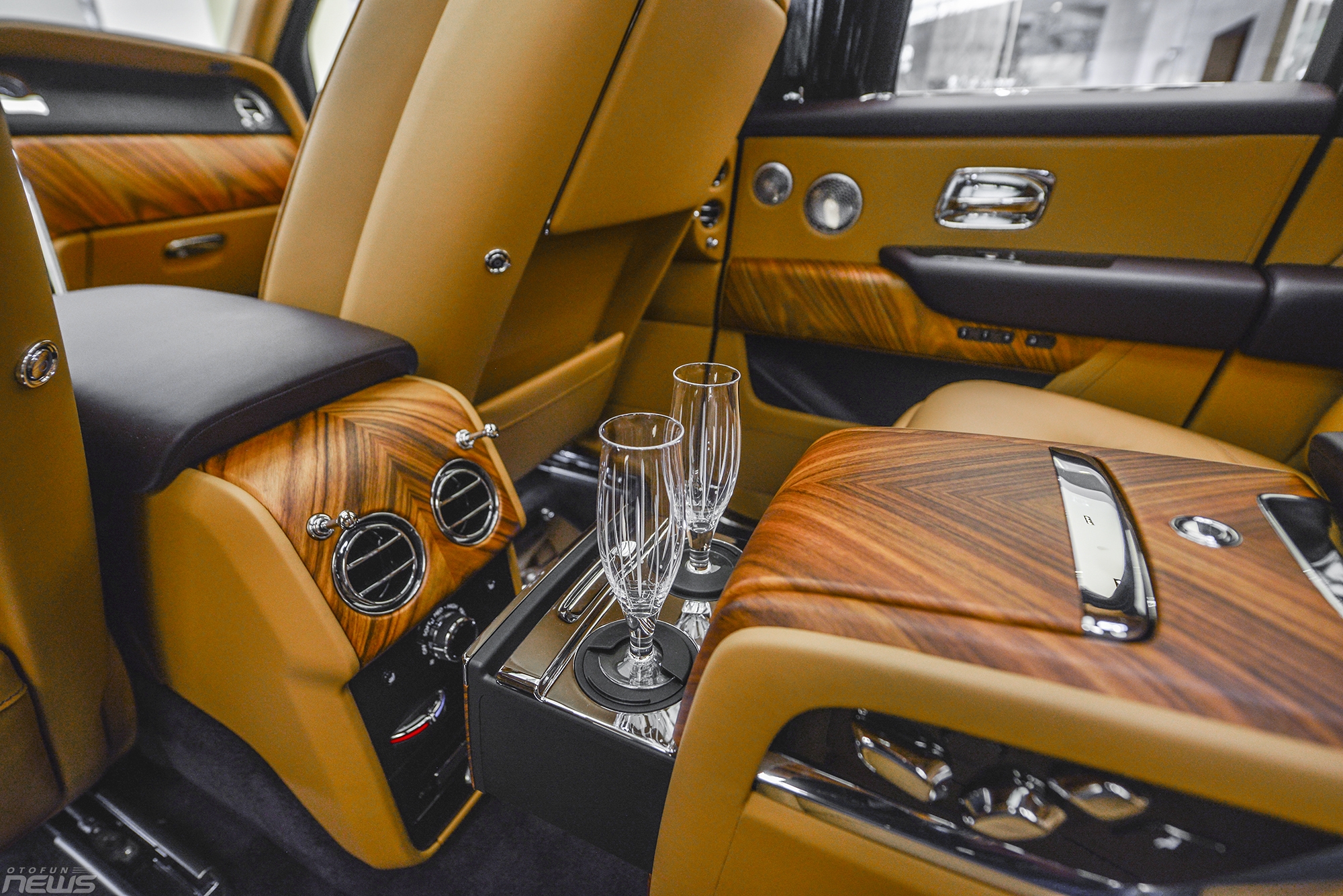 xe gam cao sieu sang rolls royce cullinan chinh hang gia hon 40 ty dong viet nam