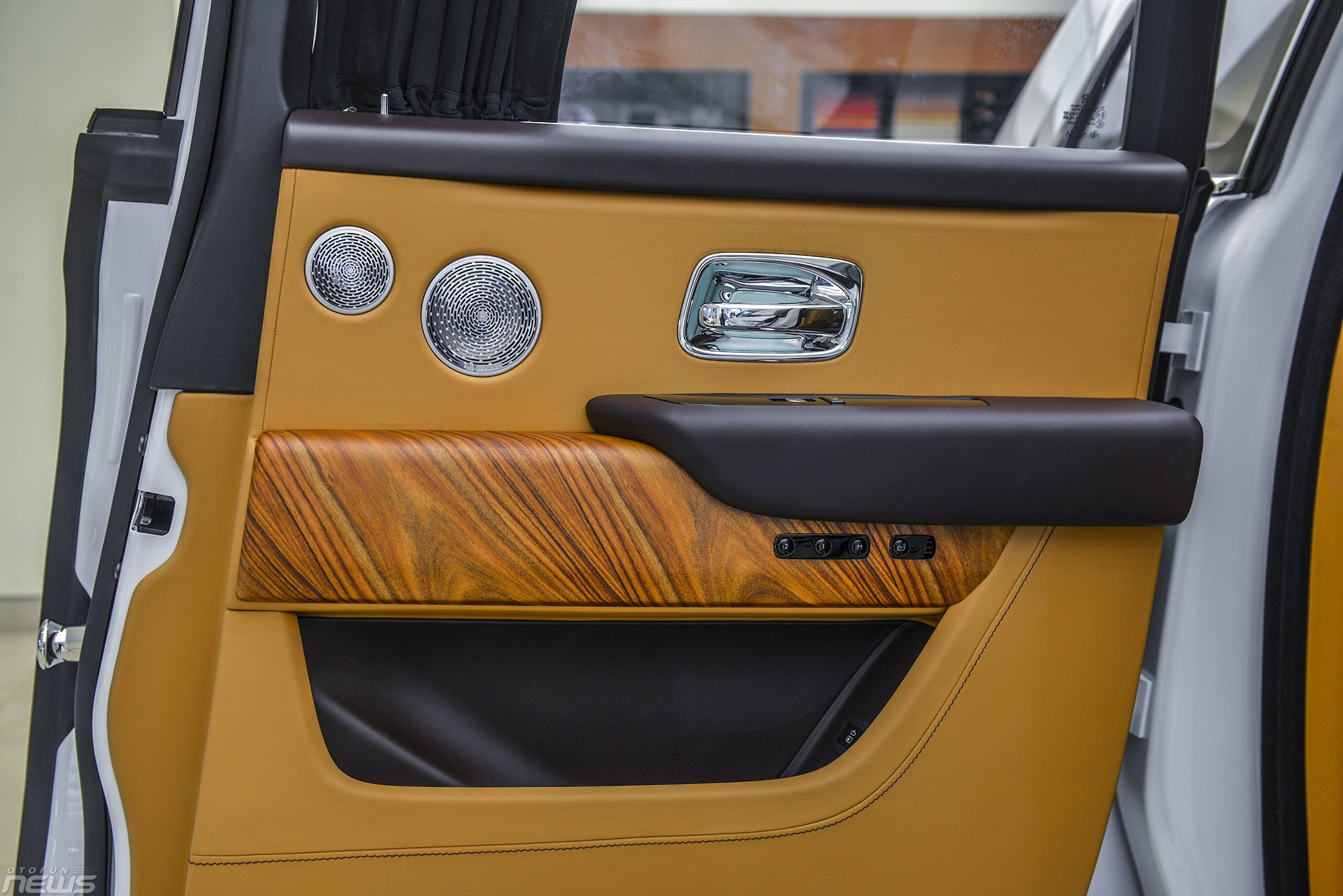 xe gam cao sieu sang rolls royce cullinan chinh hang gia hon 40 ty dong viet nam