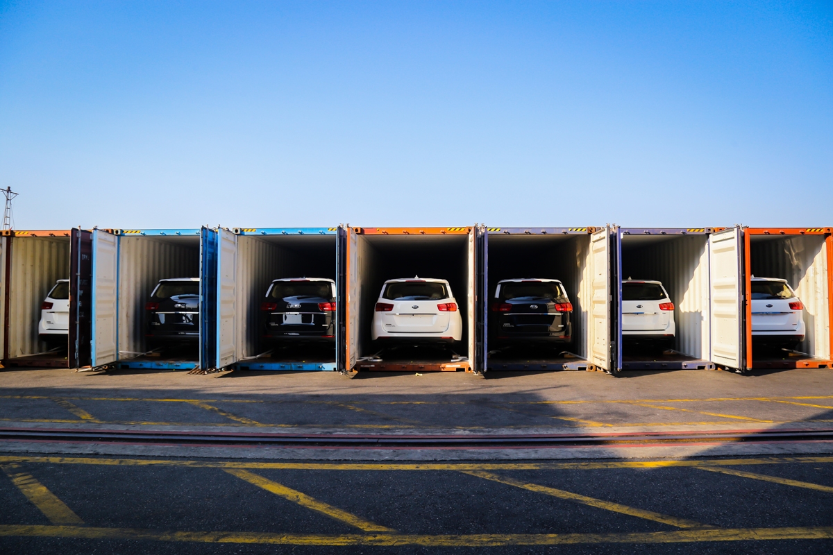 thaco xuat khau 40 xe kia grand carnival sang thai lan