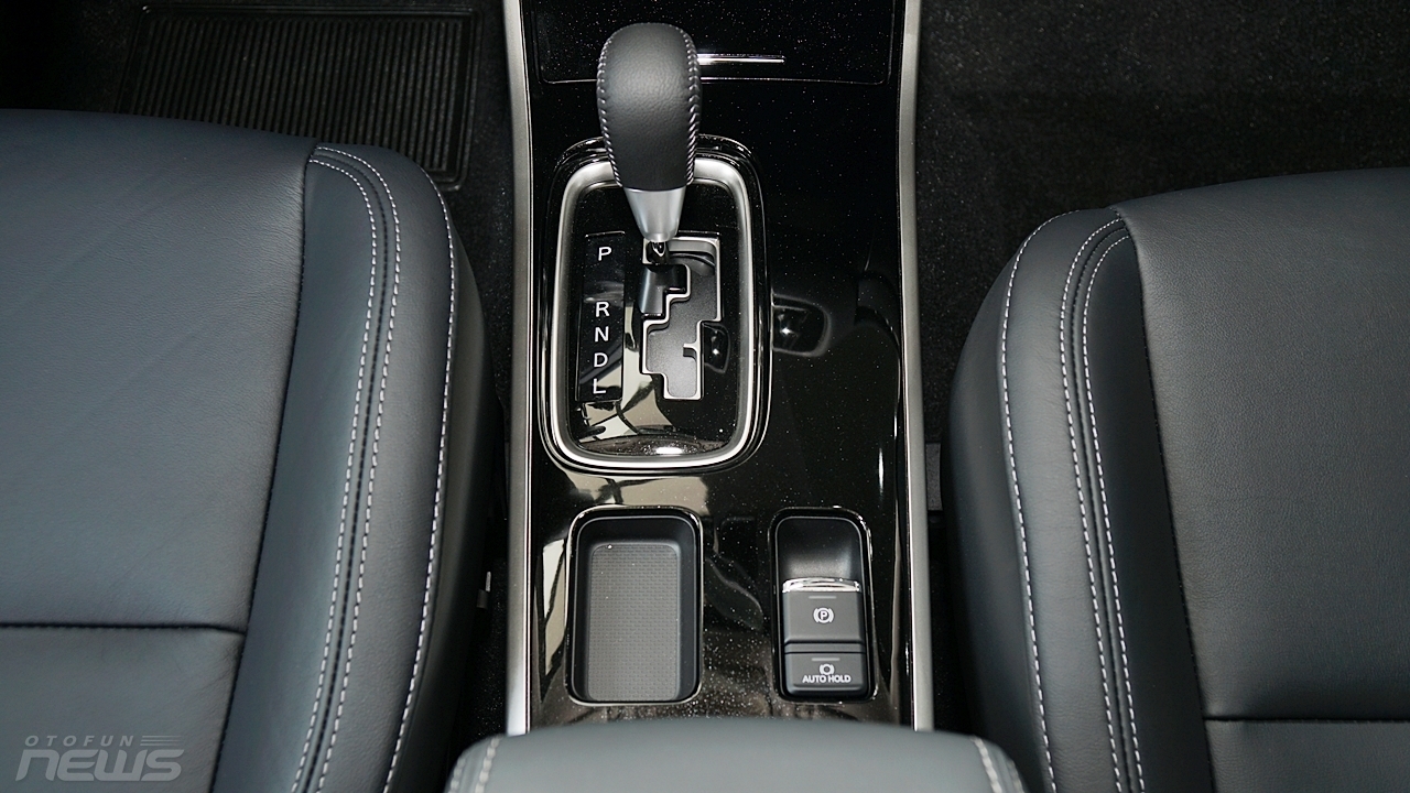 mitsubishi outlander va honda cr v ke tam lang nguoi nua can